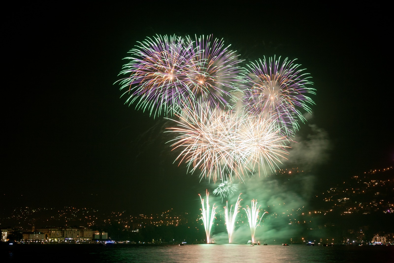 Fuochi d'artificio per la Festa nazionale a Lugano, 1° agosto 2011. Foto d'archivio.