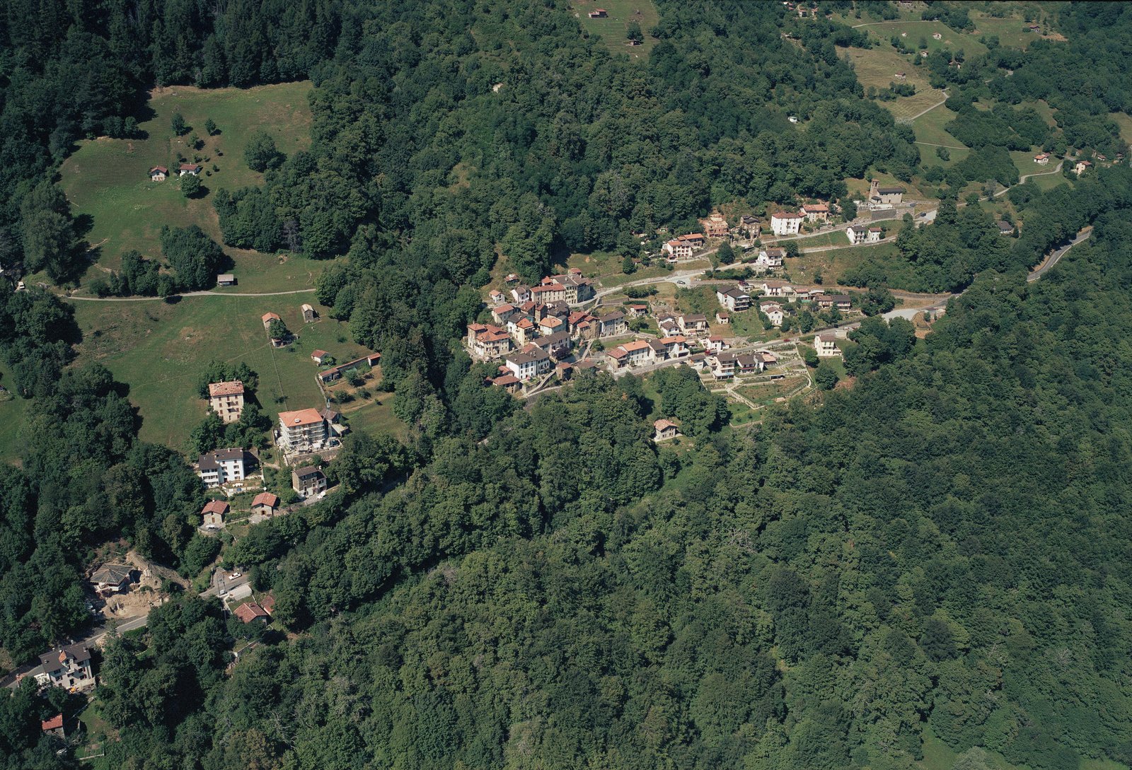 Veduta aerea dei Monti di Corticiasca (foto d'archivio 1993)