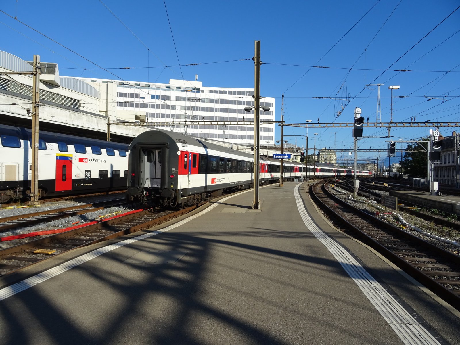 Un treno InterRegio FFS in partenza in direzione di Sion.