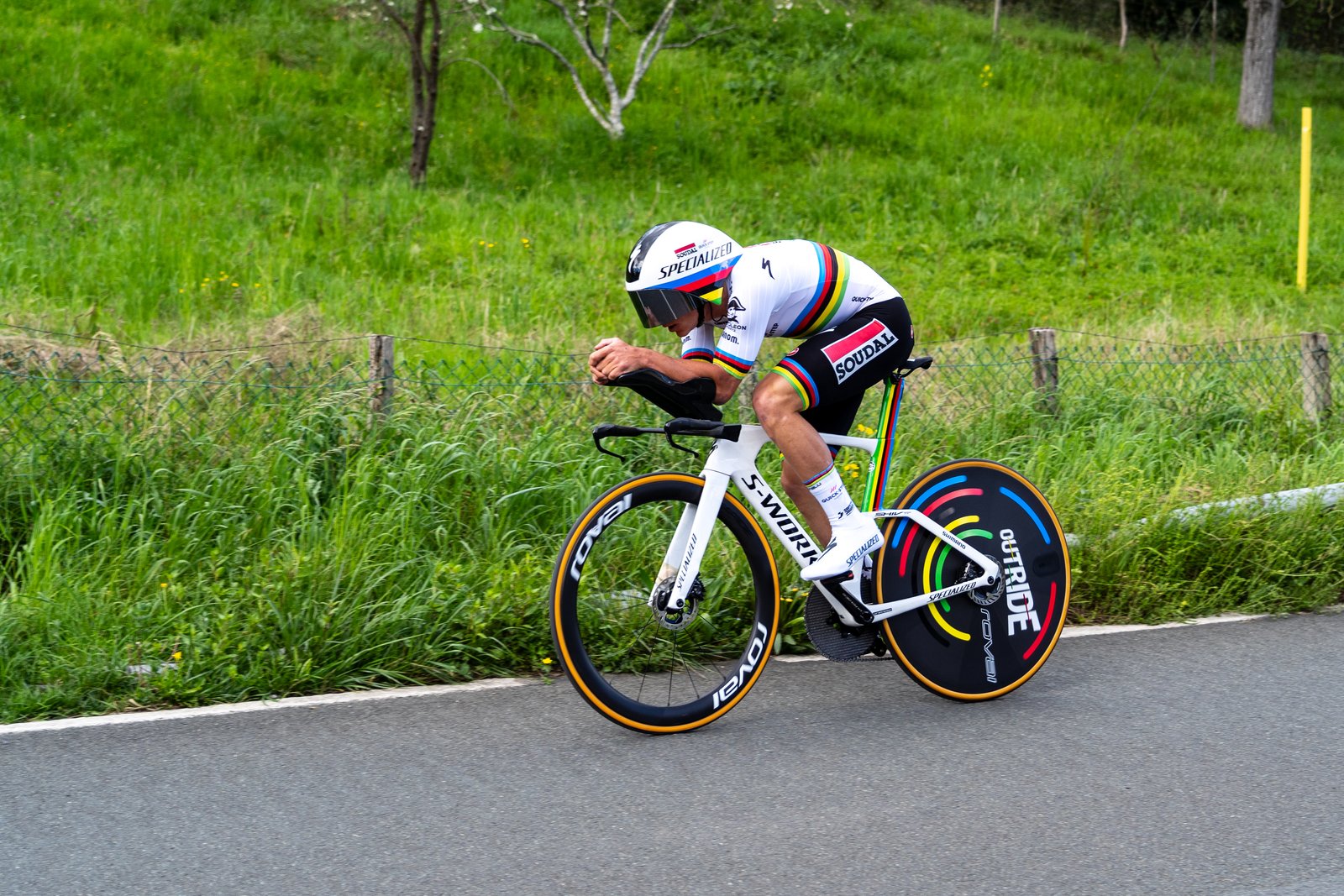 Remco Evenepoel in azione in una prova a cronometro (foto d'archivio 2024).