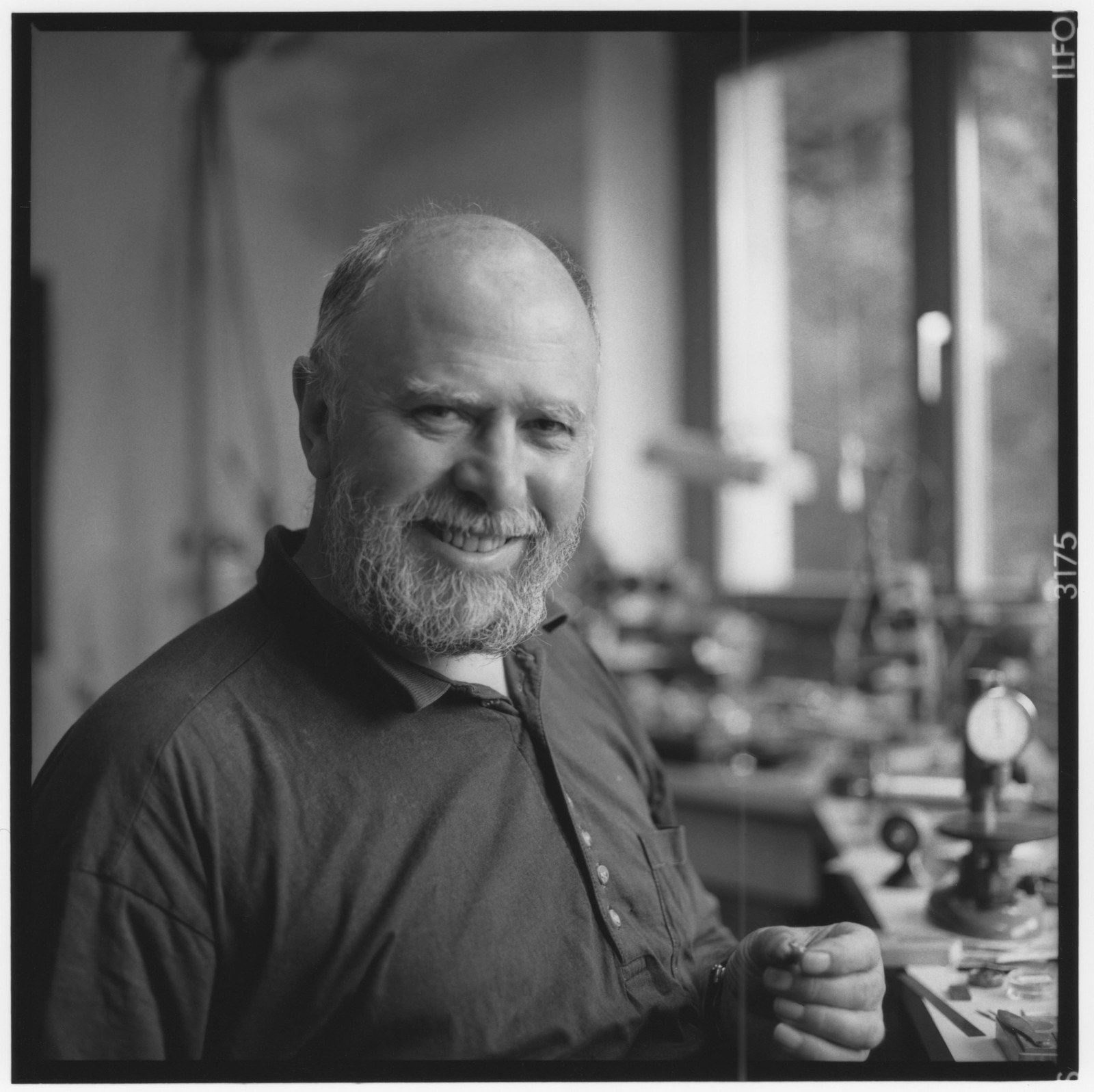Un maestro orologiaio al lavoro nel suo laboratorio in Svizzera (foto d'archivio)
