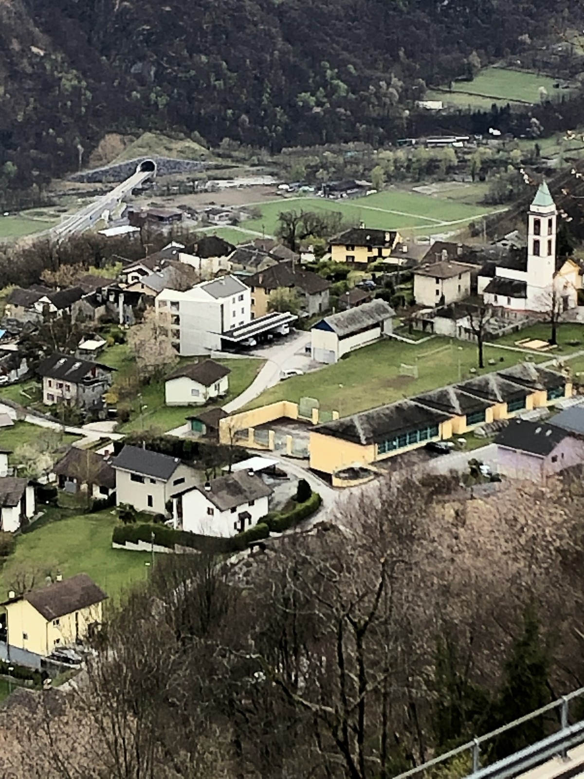Vista panoramica di Castaneda in Val Calanca, guidata da Attilio Savioni dal 1980.
