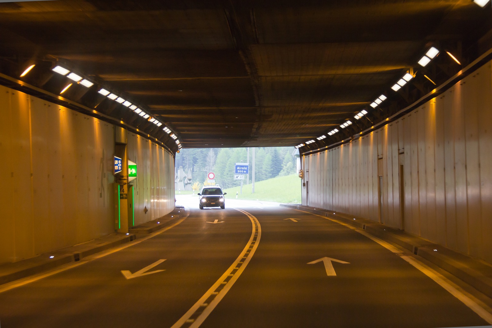 Traffico nel tunnel del San Gottardo, poco prima dell’uscita sud. Foto d’archivio (18 maggio 2013), illustrativa.