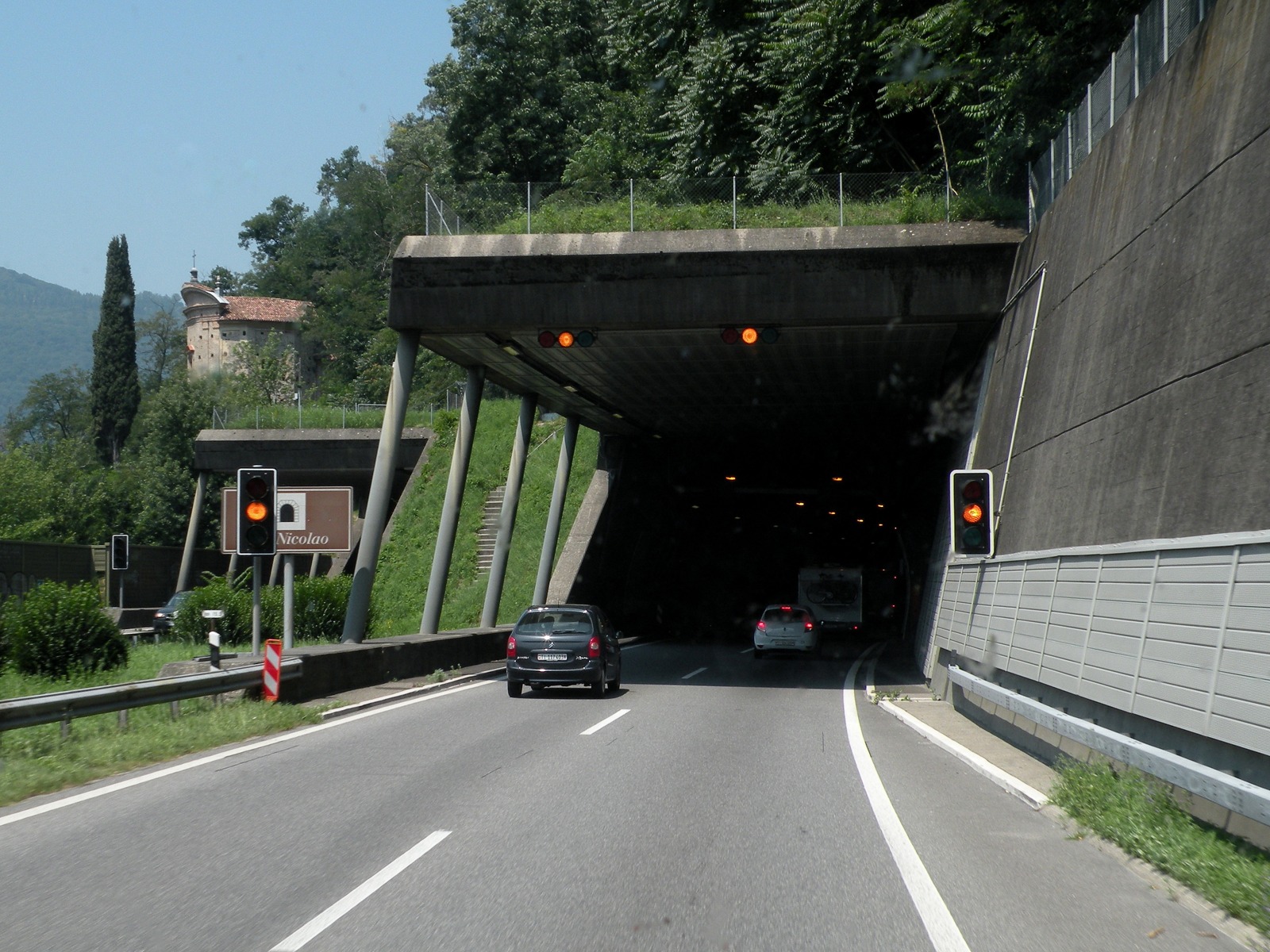 L’ingresso della galleria San Nicolao, sull’A2 a Maroggia, in una foto d’archivio del 2011. Immagine illustrativa, non relativa ai fatti.