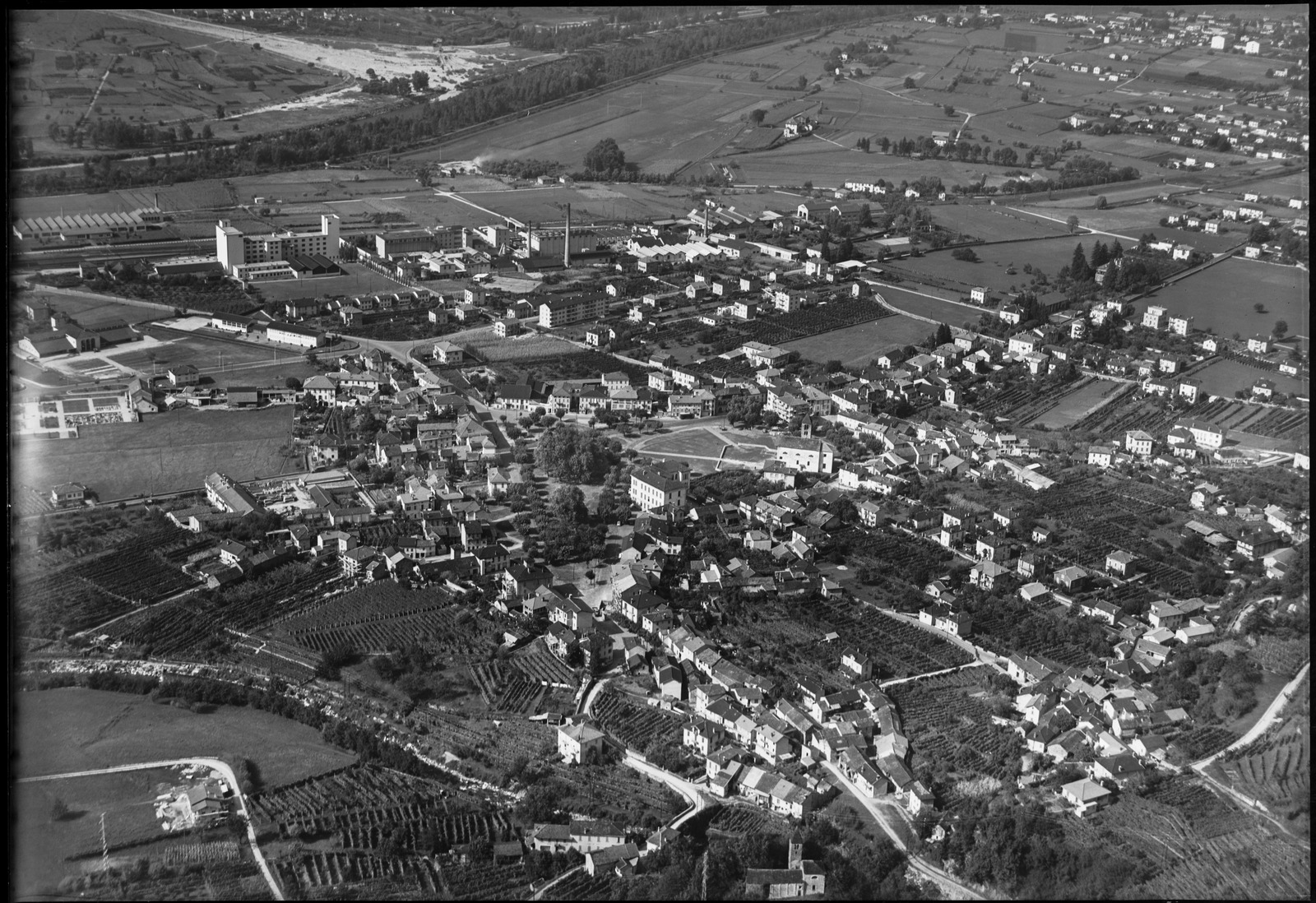 Veduta aerea di Giubiasco. Foto d’archivio dell’8 settembre 1953: l’immagine non raffigura il villaggio natalizio né la pista annunciata.