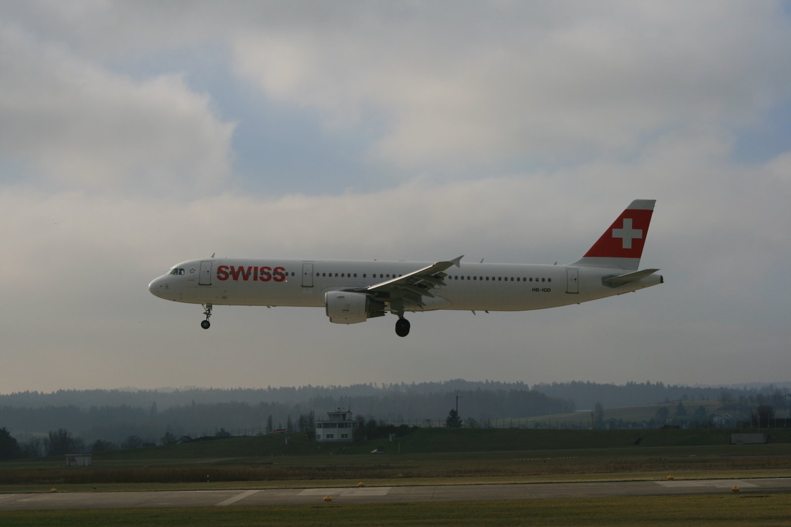 Un aereo Airbus della compagnia di bandiera elvetica Swiss all'aeroporto di Zurigo (foto d'archivio)