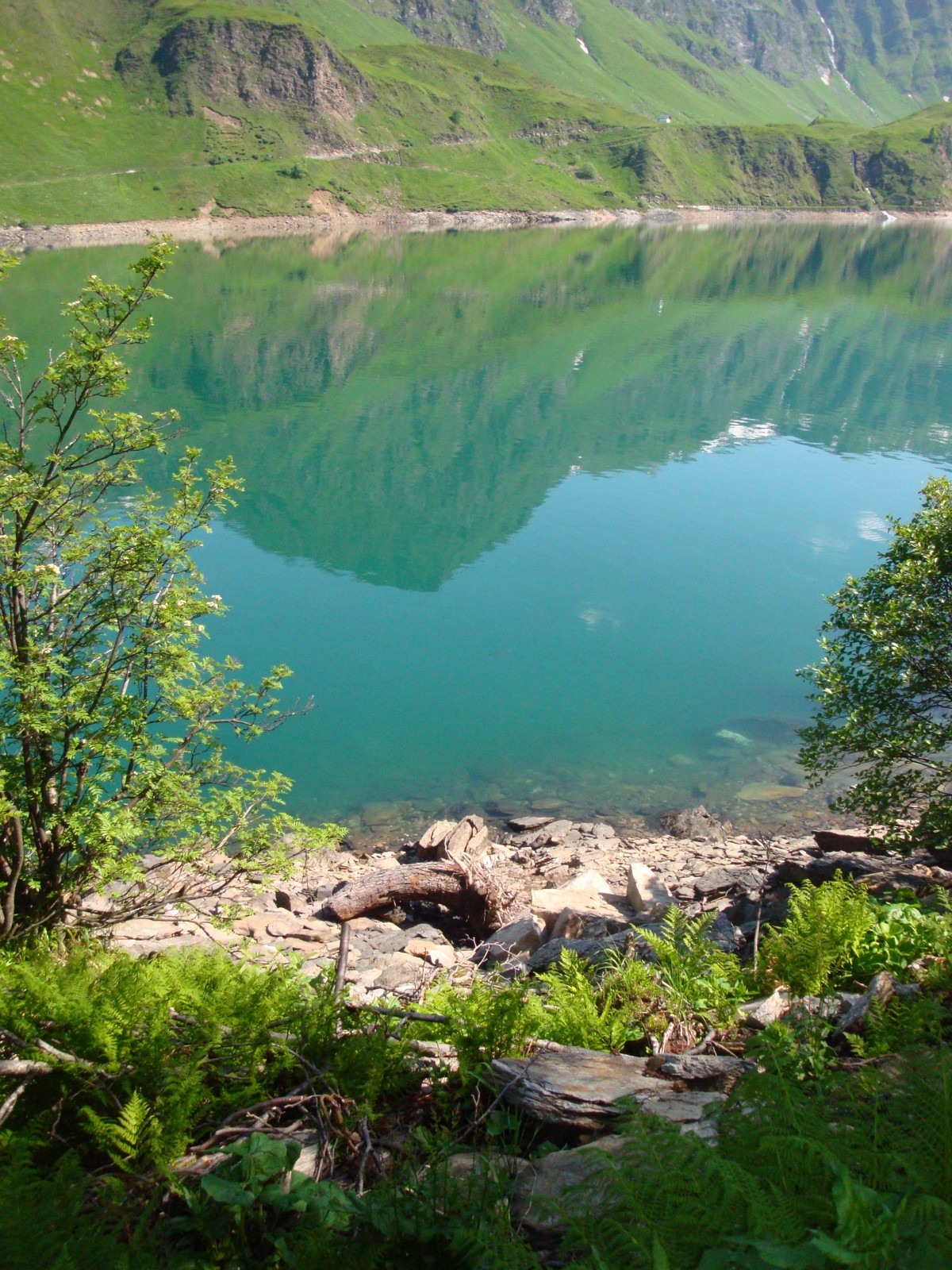 Il lago Ritom, foto d’archivio del 2010. Immagine di contesto, non del luogo dell’esplosione. Foto ridimensionata; licenza CC BY-SA 2.0: https://creativecommons.org/licenses/by-sa/2.0/