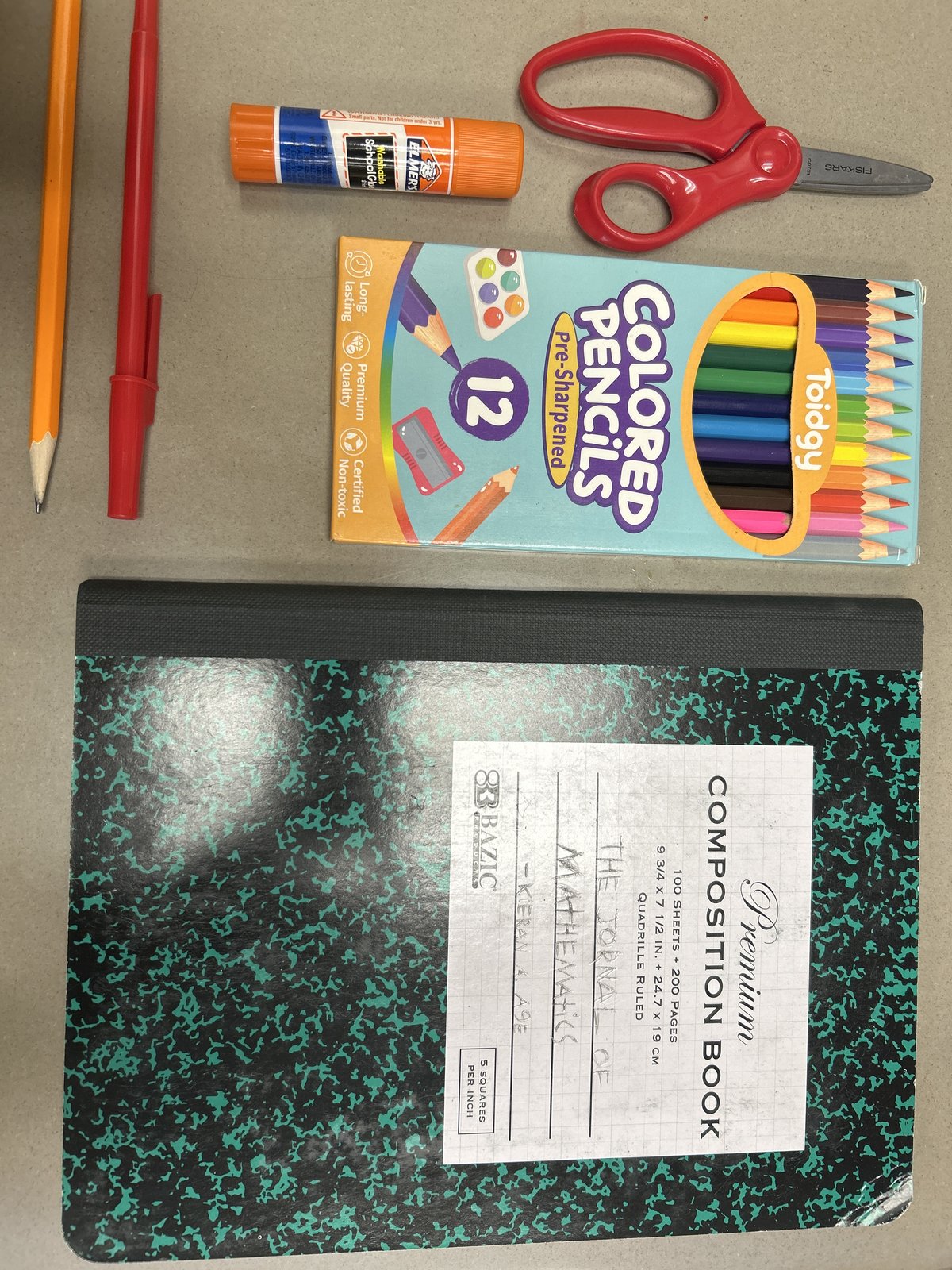 Materiale scolastico e quaderni per il rientro in classe.
