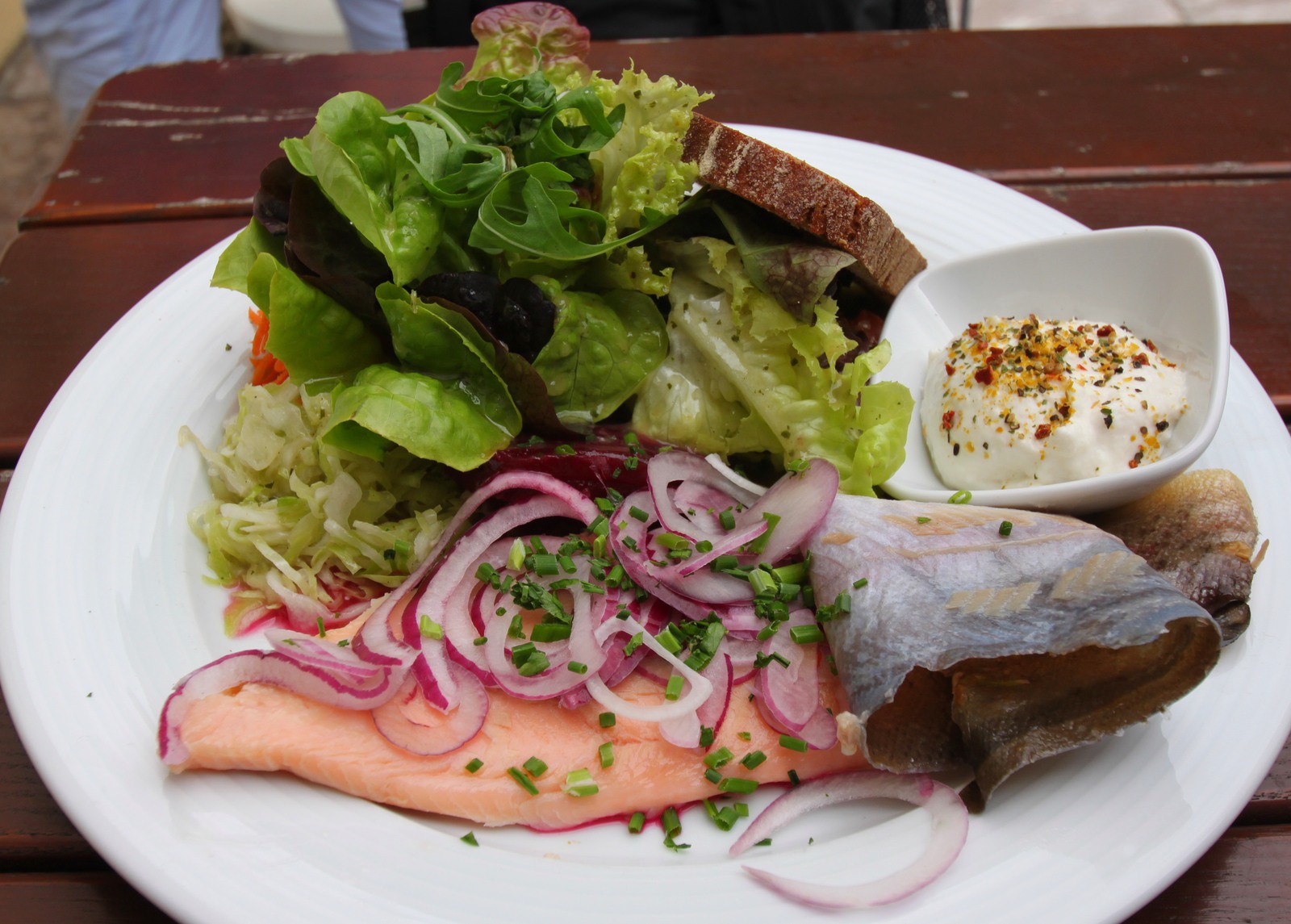 Filetto di trota affumicata servito con insalata: foto illustrativa d’archivio (2016), non il prodotto richiamato.