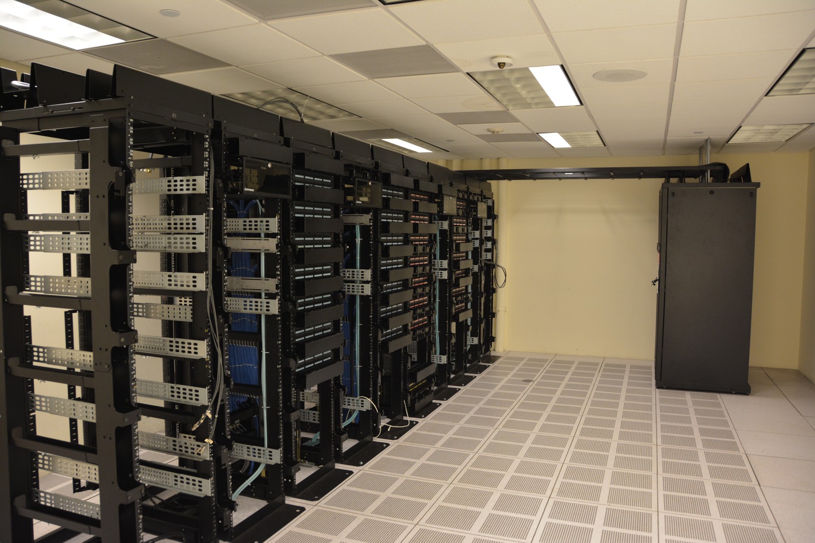 Armadi server in un centro dati, foto d'archivio del 2015. Immagine illustrativa: non documenta gli impianti citati nell'articolo.