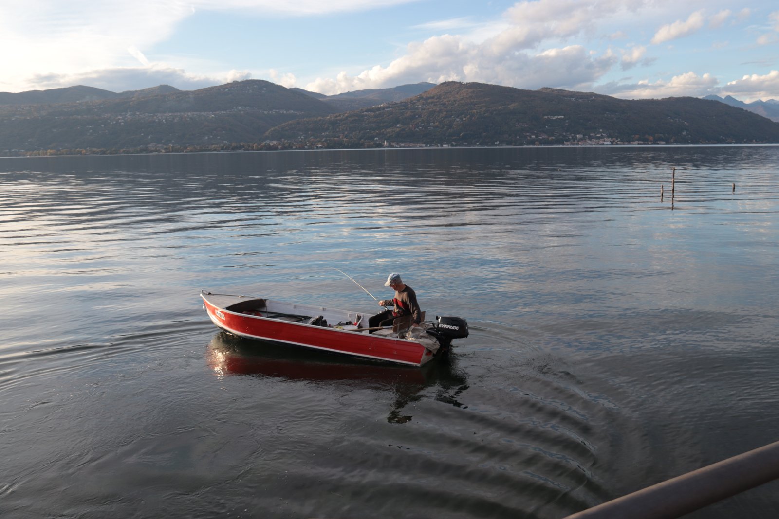 Un'imbarcazione nelle acque del Lago Maggiore (foto d'archivio)