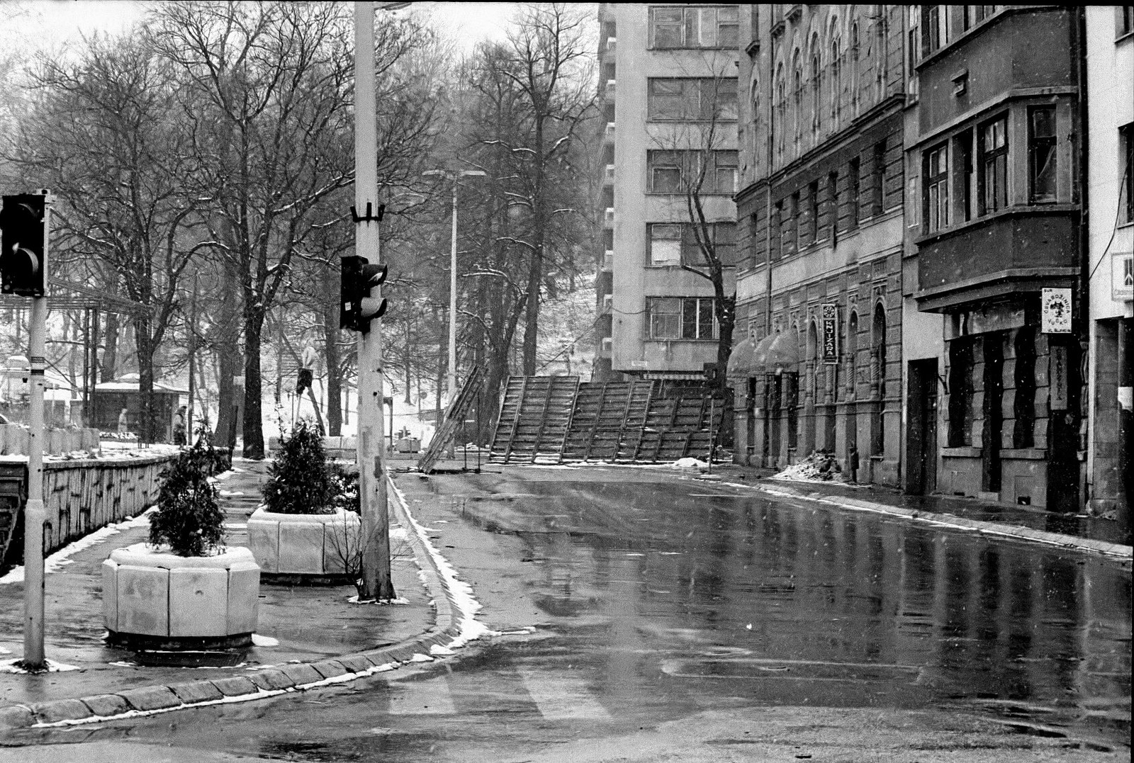 Barriere metalliche di protezione dai cecchini a Sarajevo durante l'assedio nell'inverno 1992-1993 (Foto d'archivio)