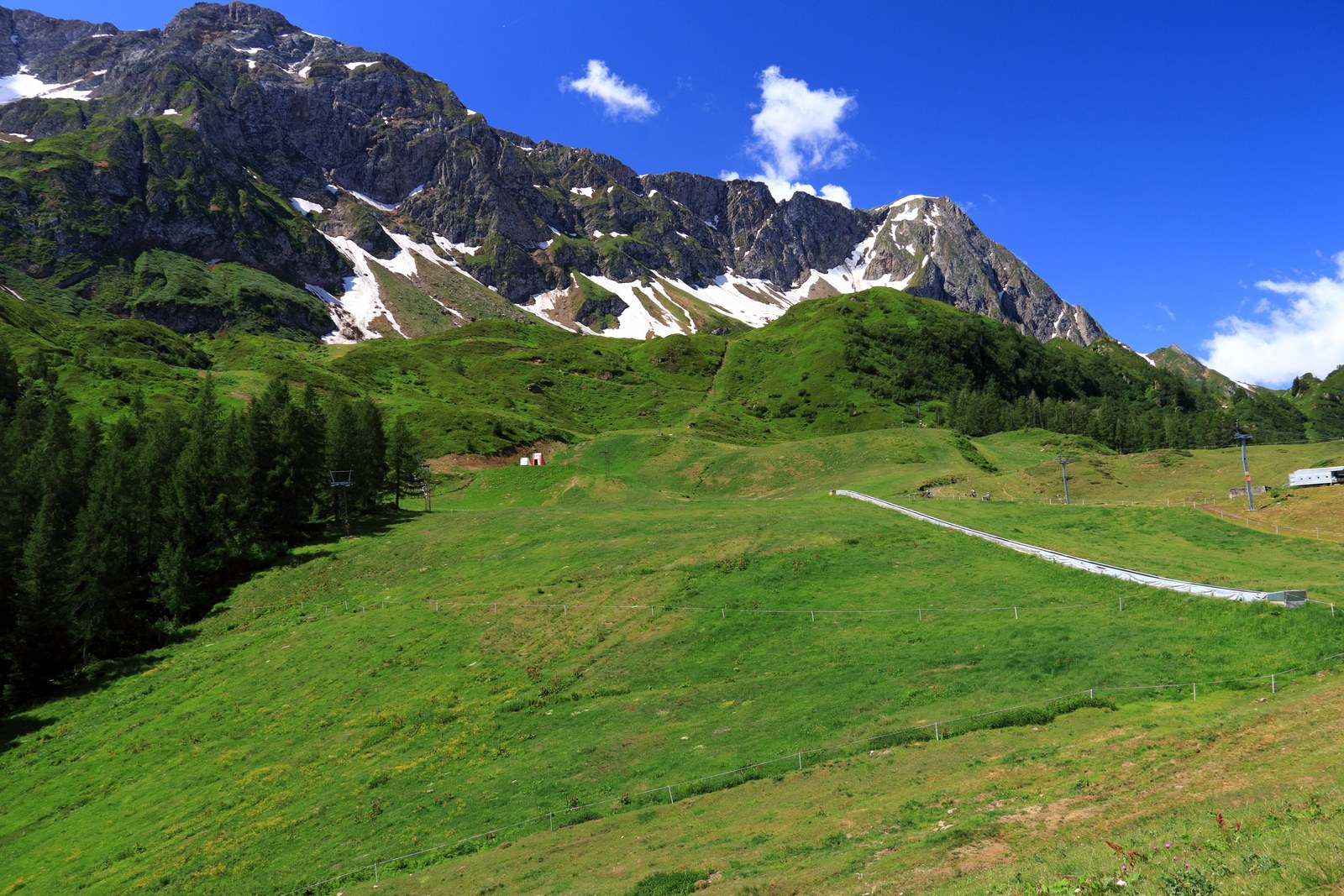 L'alpe di Pesciüm sopra Airolo durante la stagione estiva (foto d'archivio)