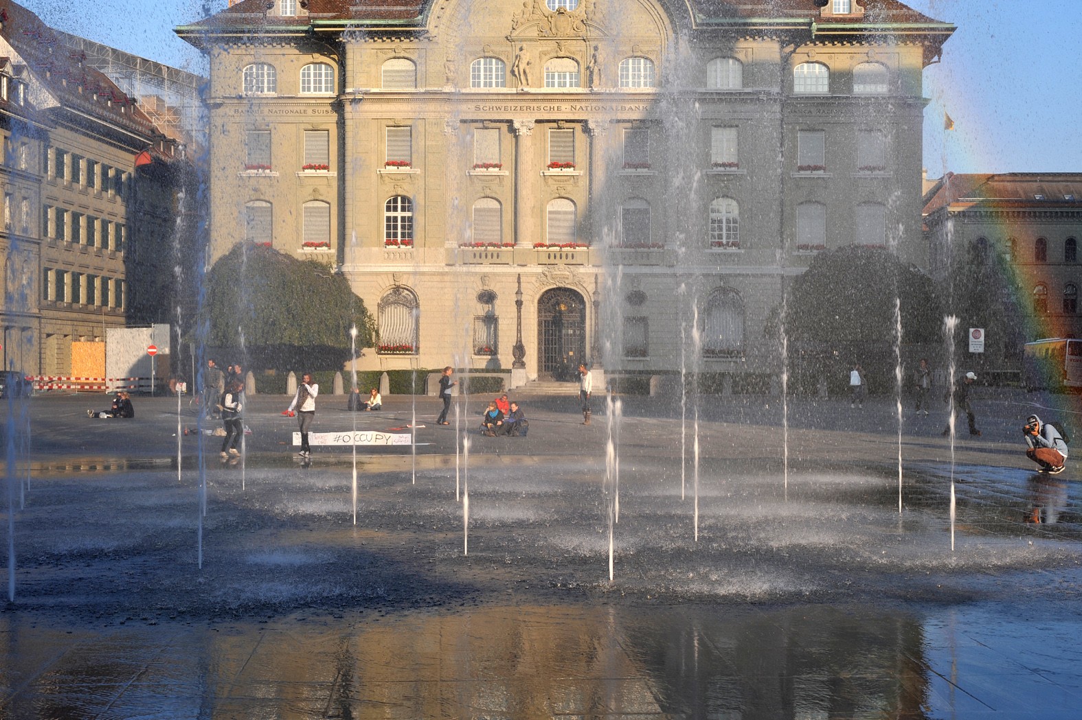 Foto d'archivio: giochi d'acqua in Bundesplatz a Berna di fronte alla Banca Nazionale Svizzera.
