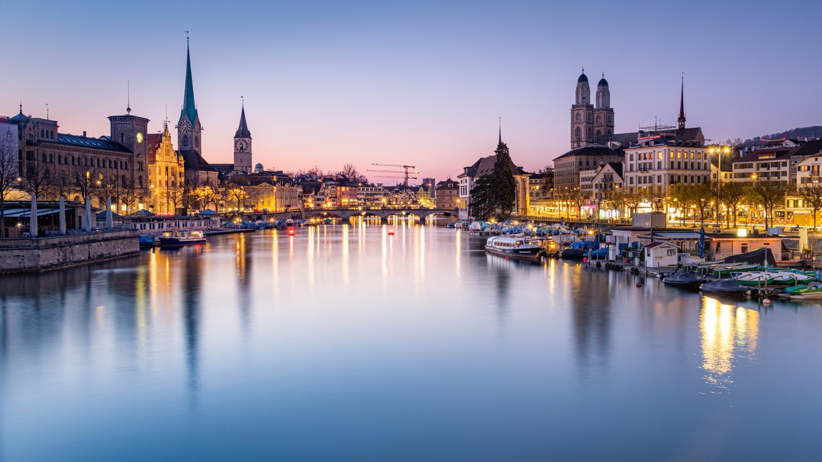 Panoramica di Zurigo lungo il fiume Limmat