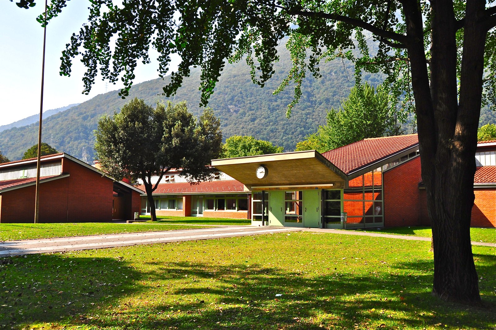 L'entrata della Scuola Media 1 di Bellinzona. La Commissione formazione e cultura del Gran Consiglio ha avviato le audizioni sul superamento dei corsi attitudinali e di base.