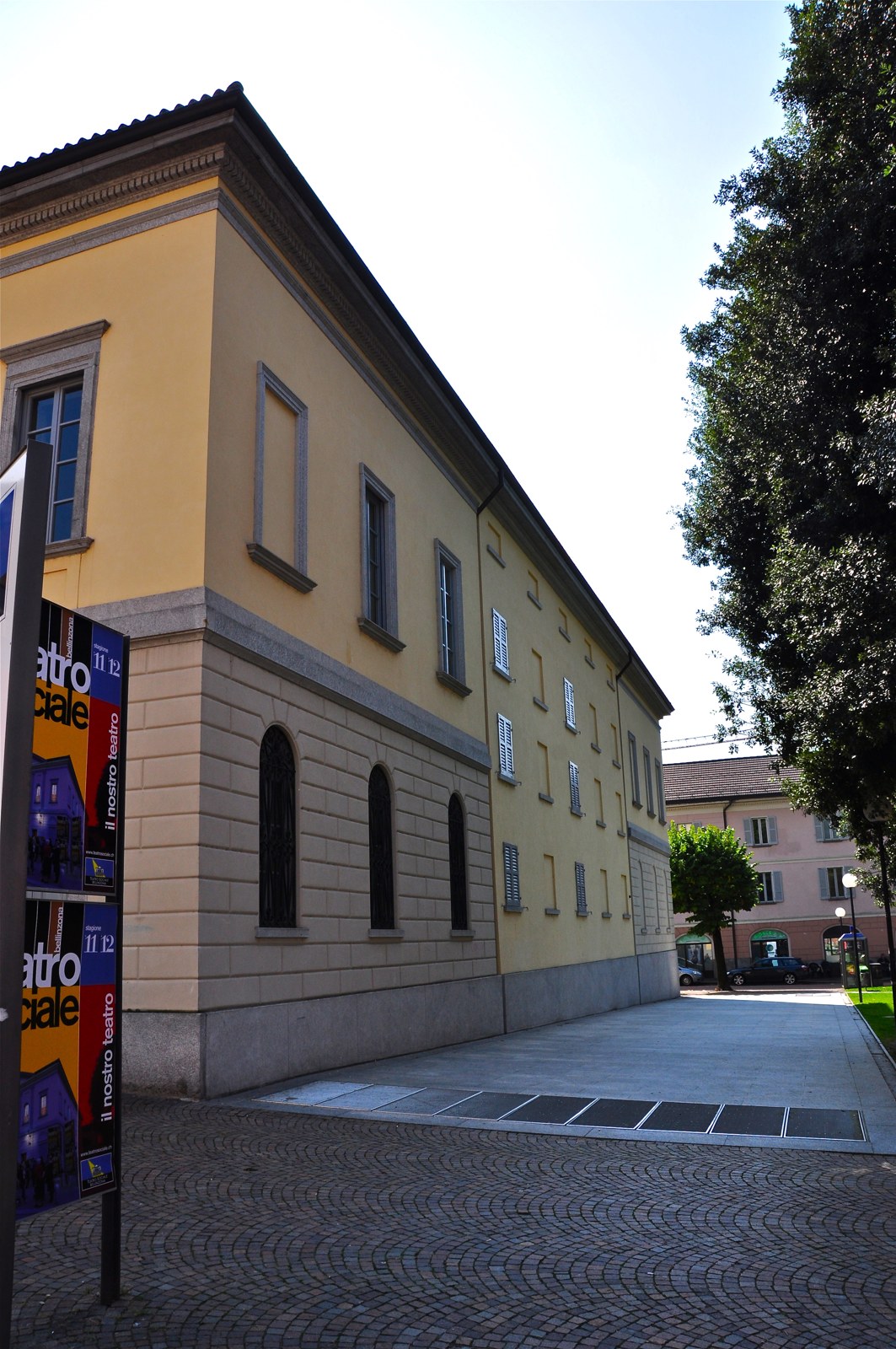 Piazza Governo a Bellinzona, con lo scorcio del Teatro Sociale e del complesso governativo.