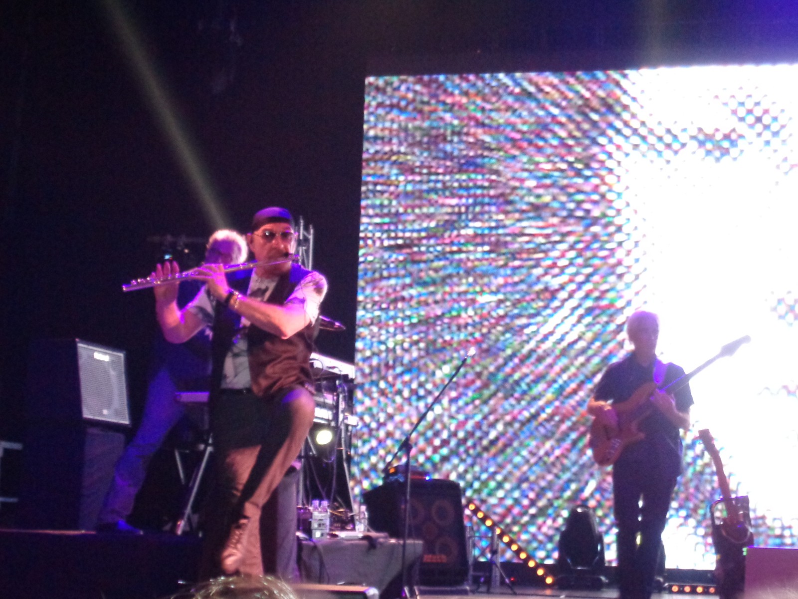 Ian Anderson sul palco con il suo inconfondibile flauto traverso durante un concerto della band (foto d'archivio 2018).