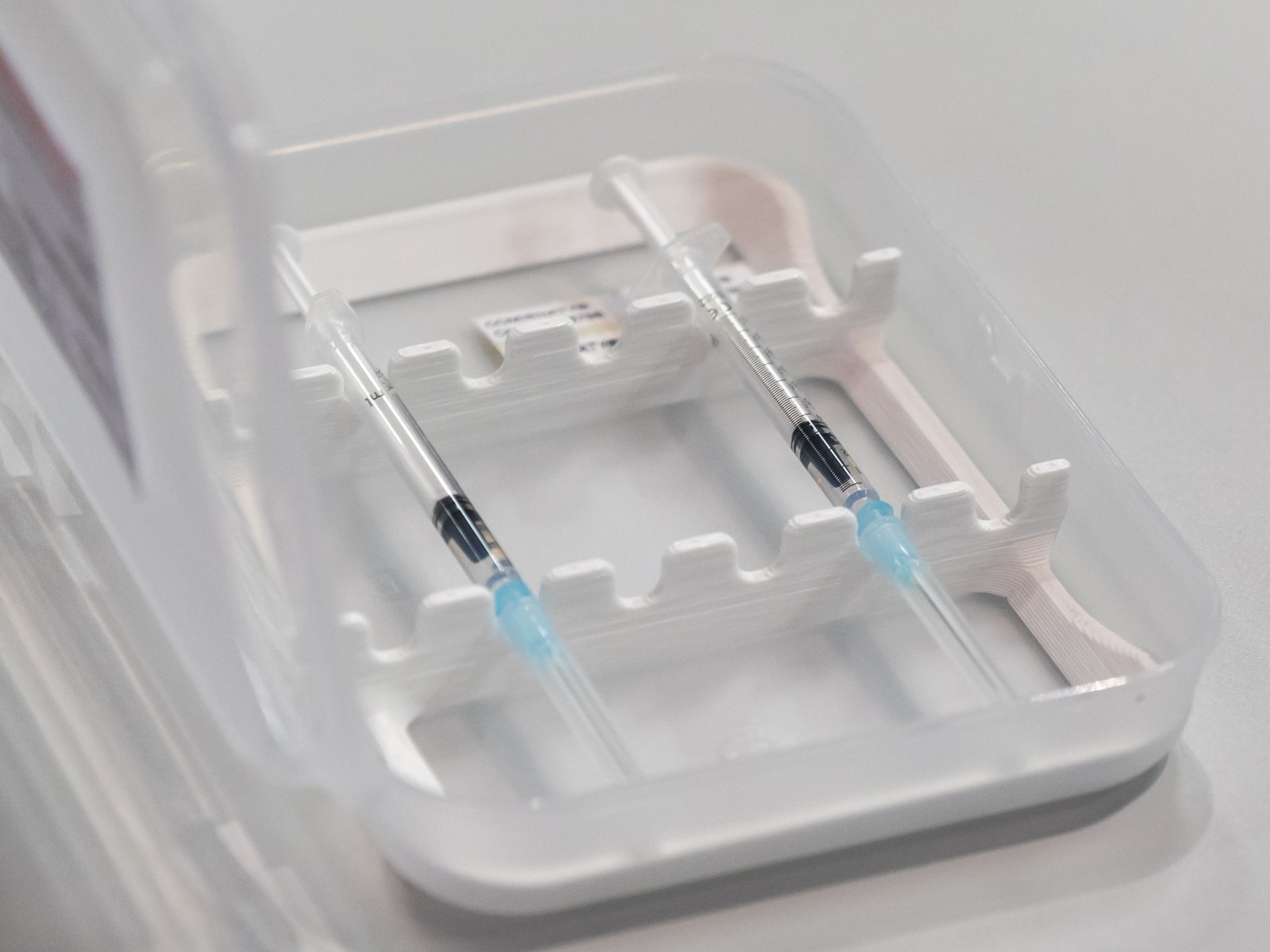 Siringhe in un centro vaccinale a Colonia: foto d'archivio (2021), usata a scopo illustrativo. Non ritrae la vaccinazione HPV in Ticino.