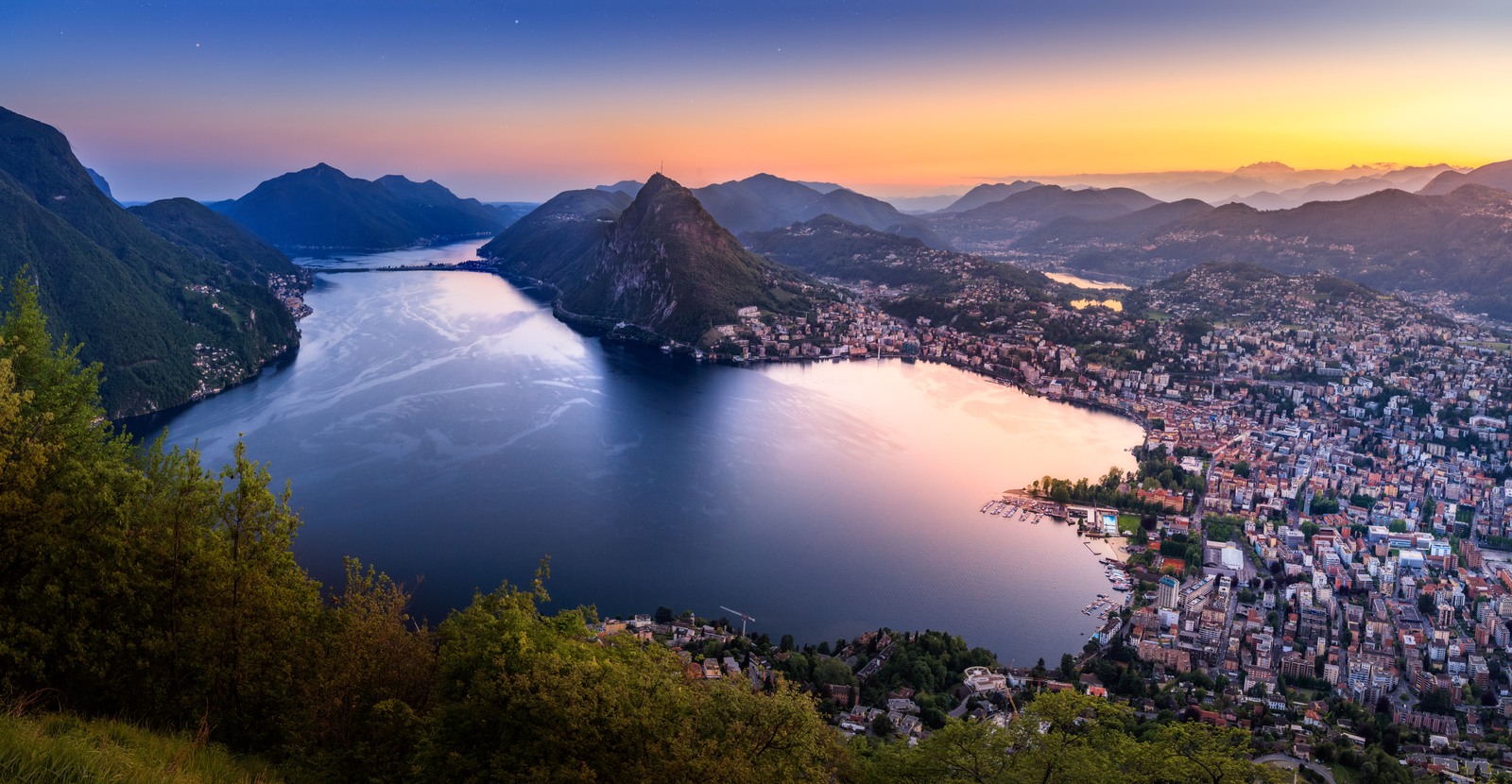 Il lago di Lugano al tramonto, foto d'archivio del 15 maggio 2016. Immagine illustrativa: non raffigura il luogo dell'incendio. Ridimensionamento e trasposizione EXIF; nessun ritaglio.