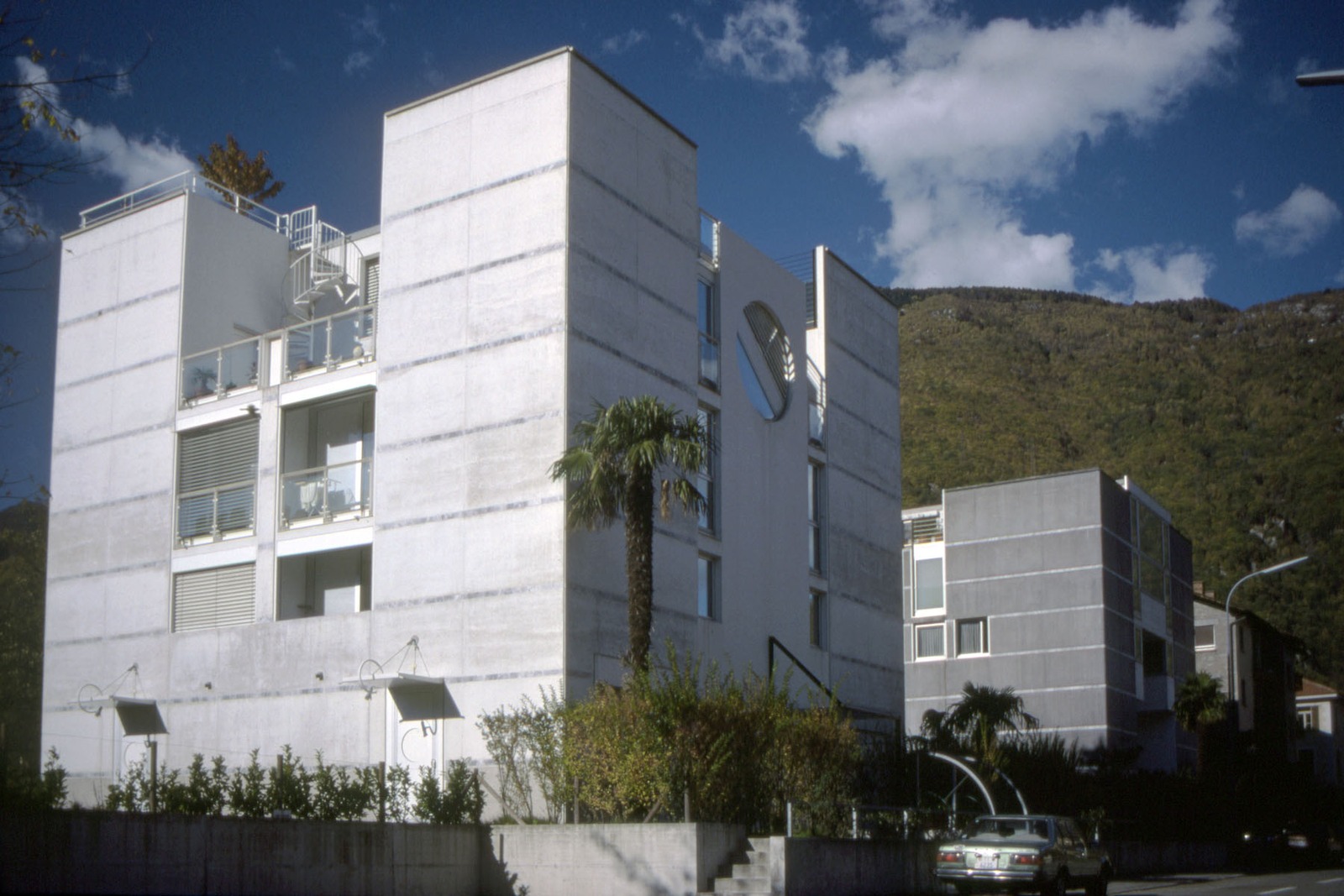 Gli edifici residenziali Bianco e Nero a Bellinzona, in una foto d’archivio del 1989. Immagine illustrativa.