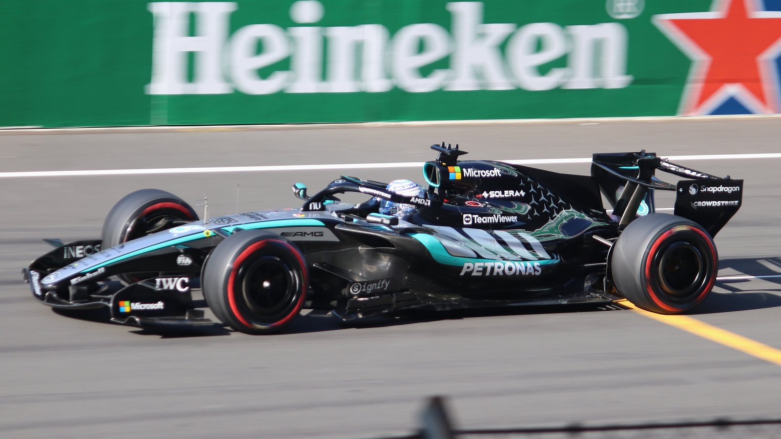 George Russell in pista durante una sessione di F1