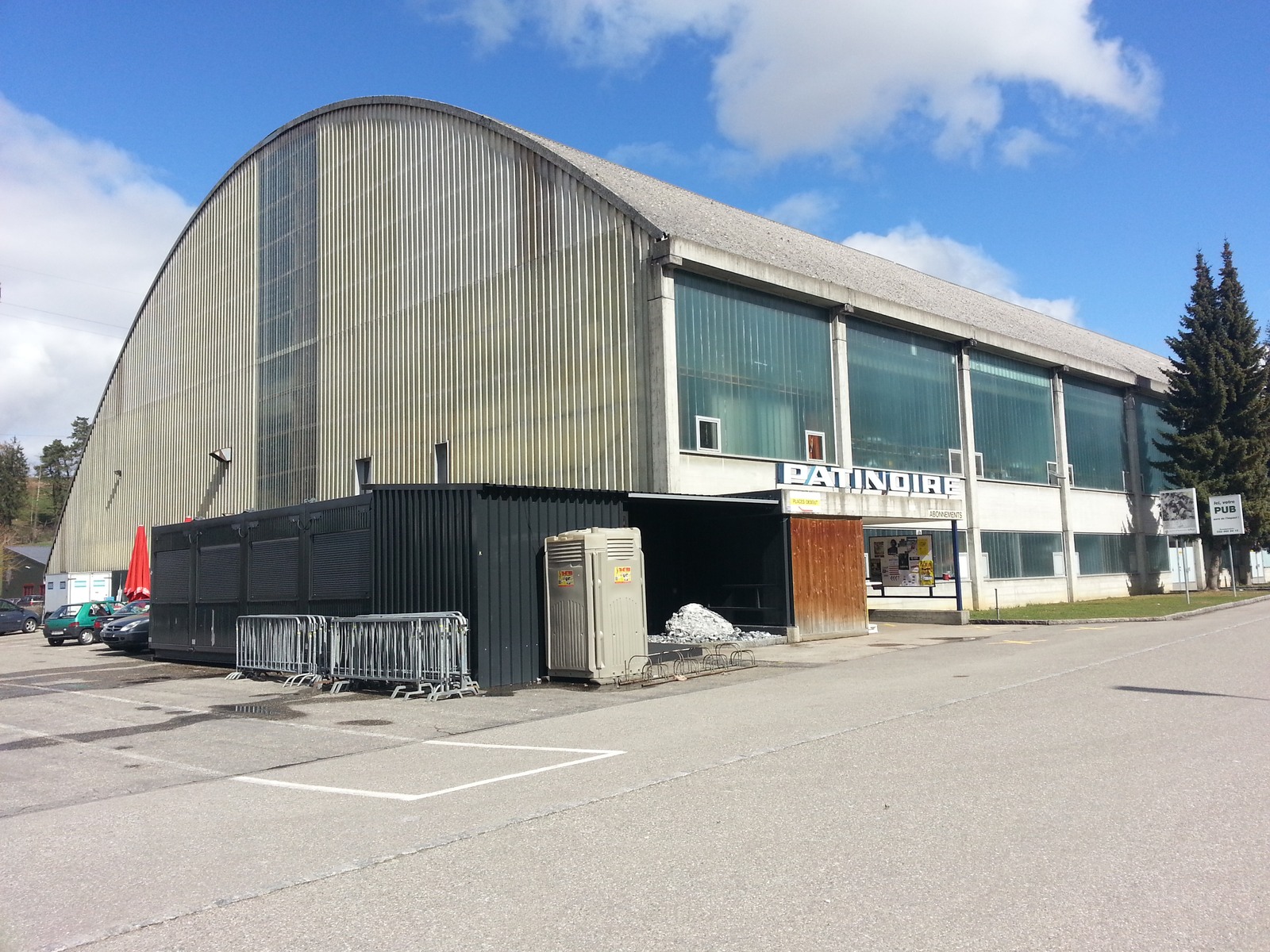 Foto d'archivio (2013): l'esterno della Patinoire du Voyeboeuf a Porrentruy. Non è un'immagine della partita.