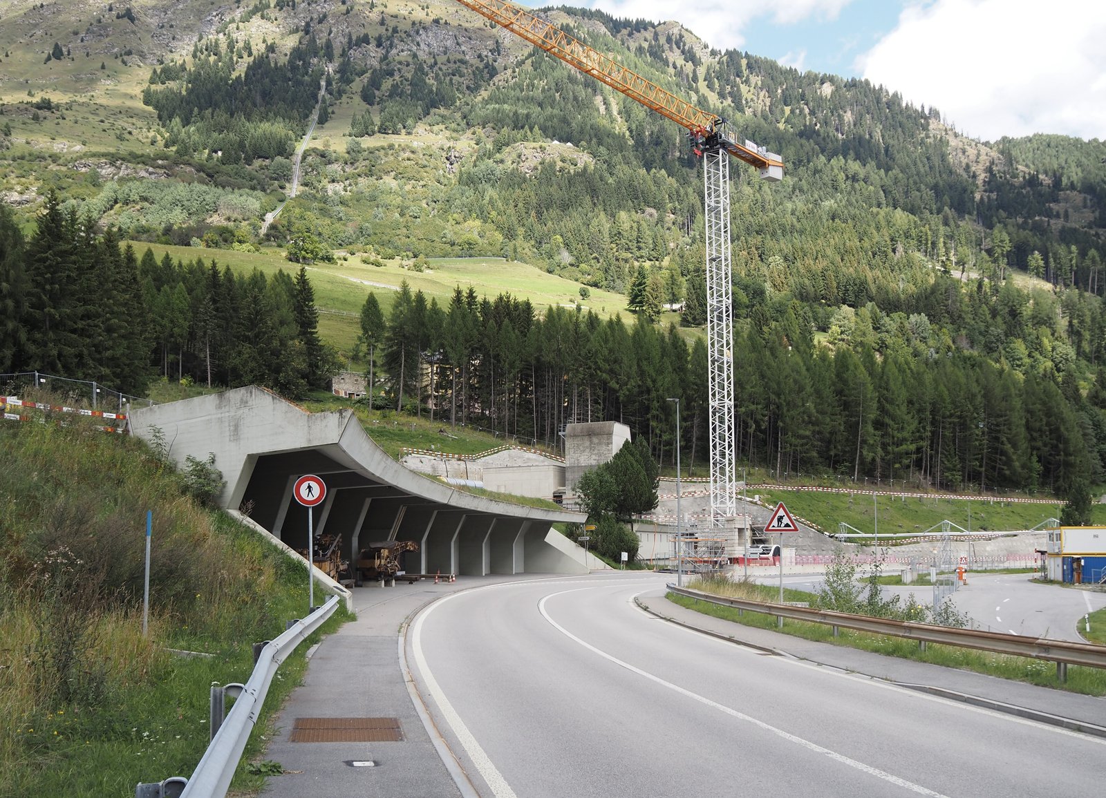 Il cantiere per la costruzione del secondo tubo della galleria autostradale del San Gottardo ad Airolo (foto d'archivio)