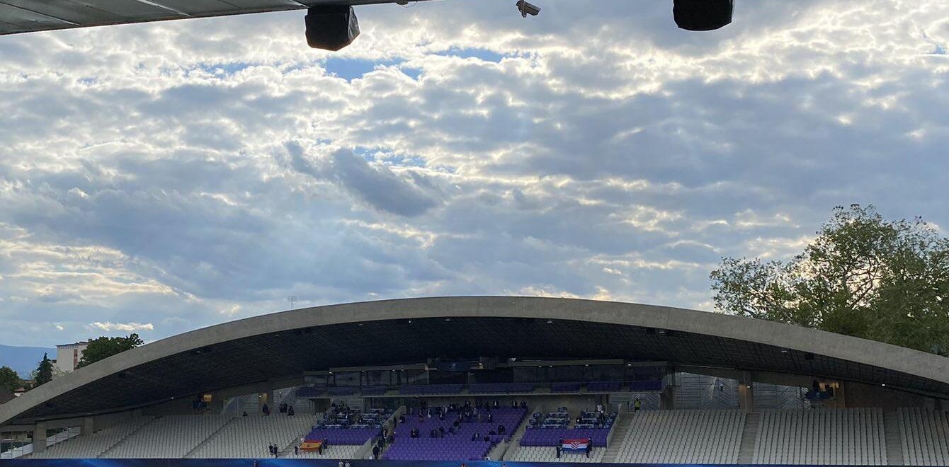 Dettaglio della tribuna ovest dello stadio Ljudski vrt a Maribor, foto d’archivio del 2021. Immagine ritagliata; licenza CC BY-SA 4.0: https://creativecommons.org/licenses/by-sa/4.0/