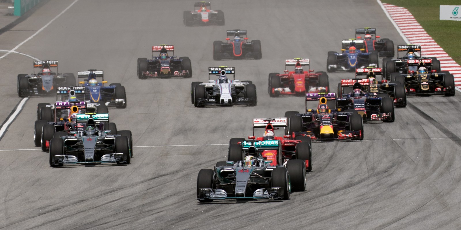 Monoposto di Formula 1 in pista durante una partenza (foto d'archivio 2015)