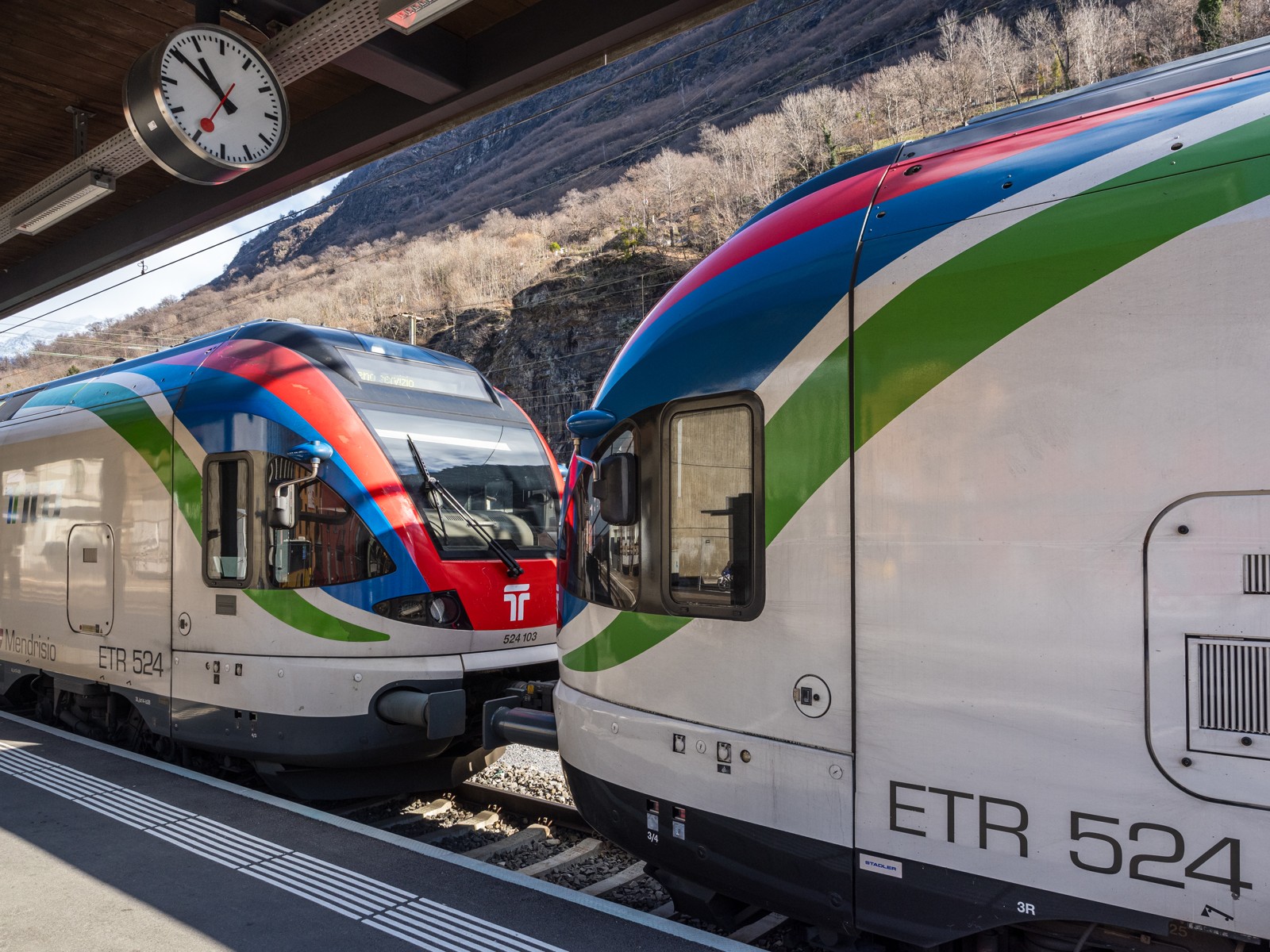 Treni ETR 524 Stadler Flirt in servizio per TILO alla stazione di Biasca.