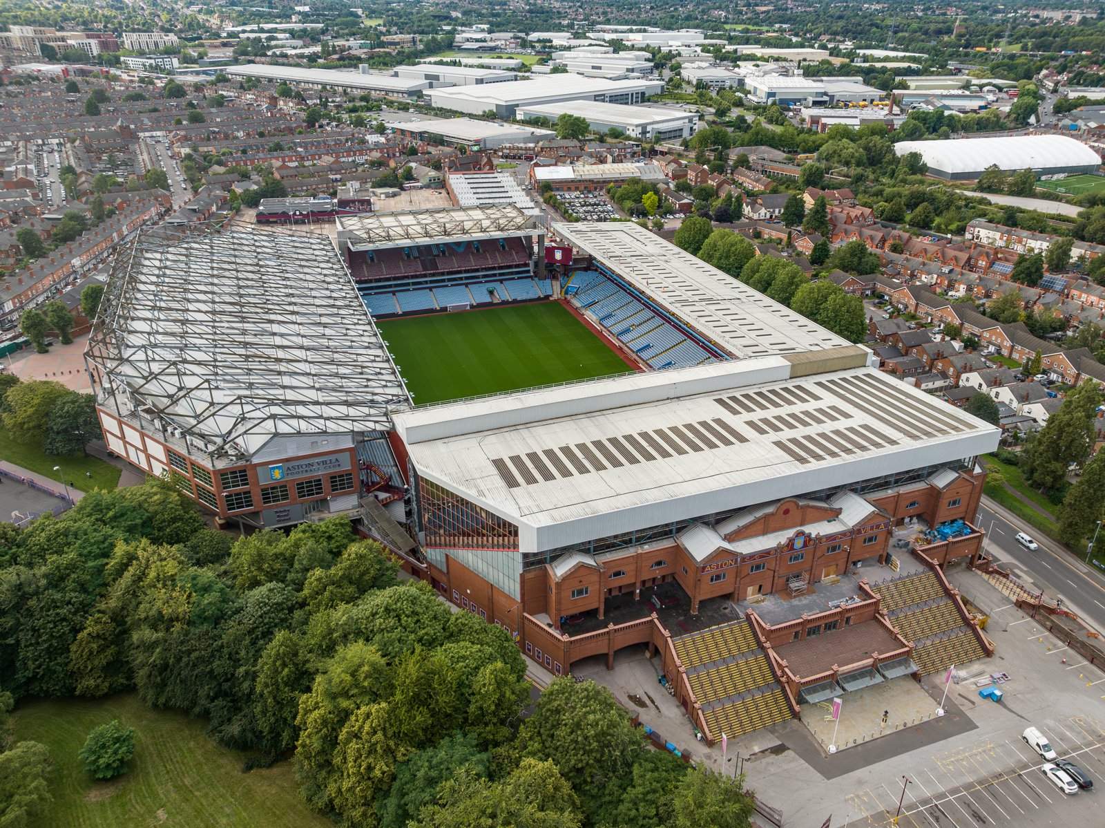 Lo stadio Villa Park a Birmingham, teatro del debutto di Johan Manzambi in Premier League.
