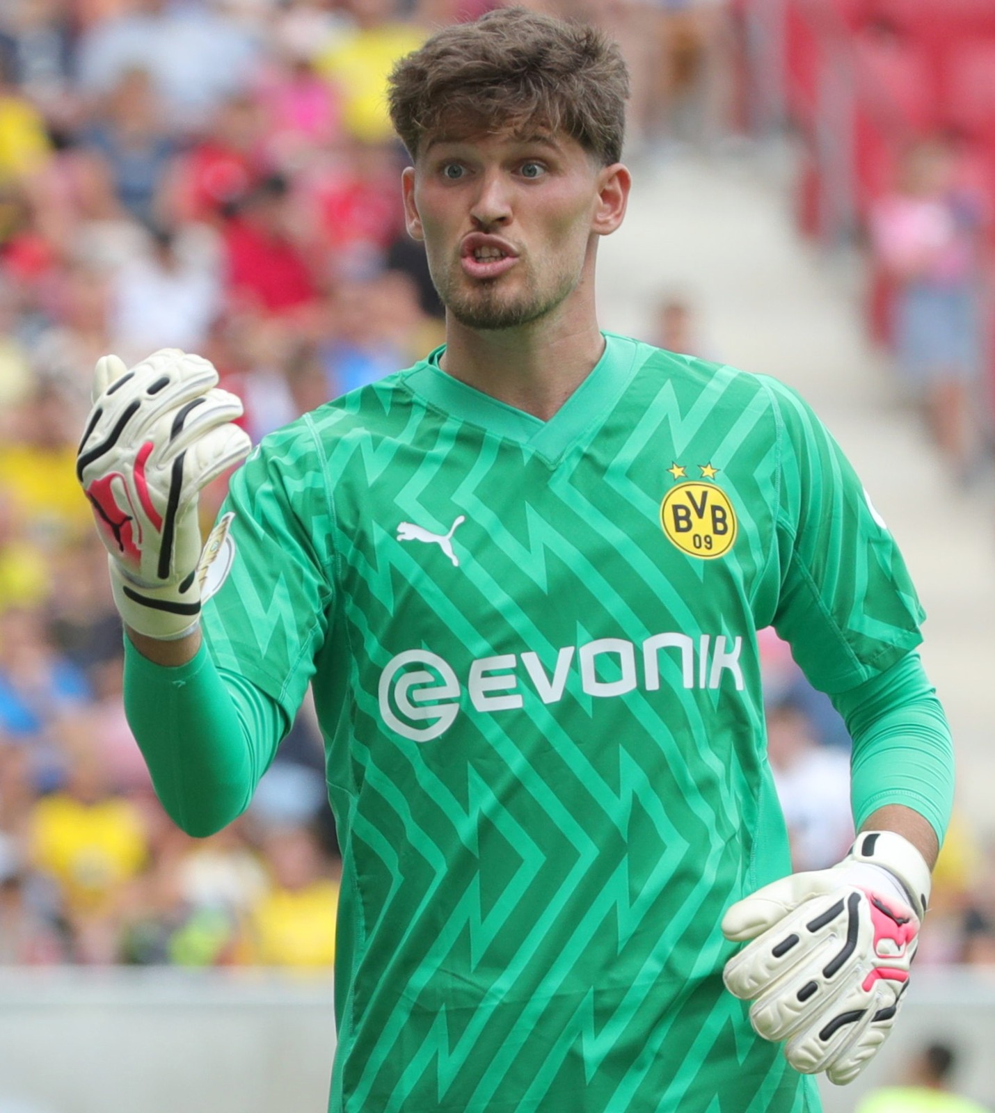 Il portiere svizzero Gregor Kobel in azione con la maglia del Borussia Dortmund.
