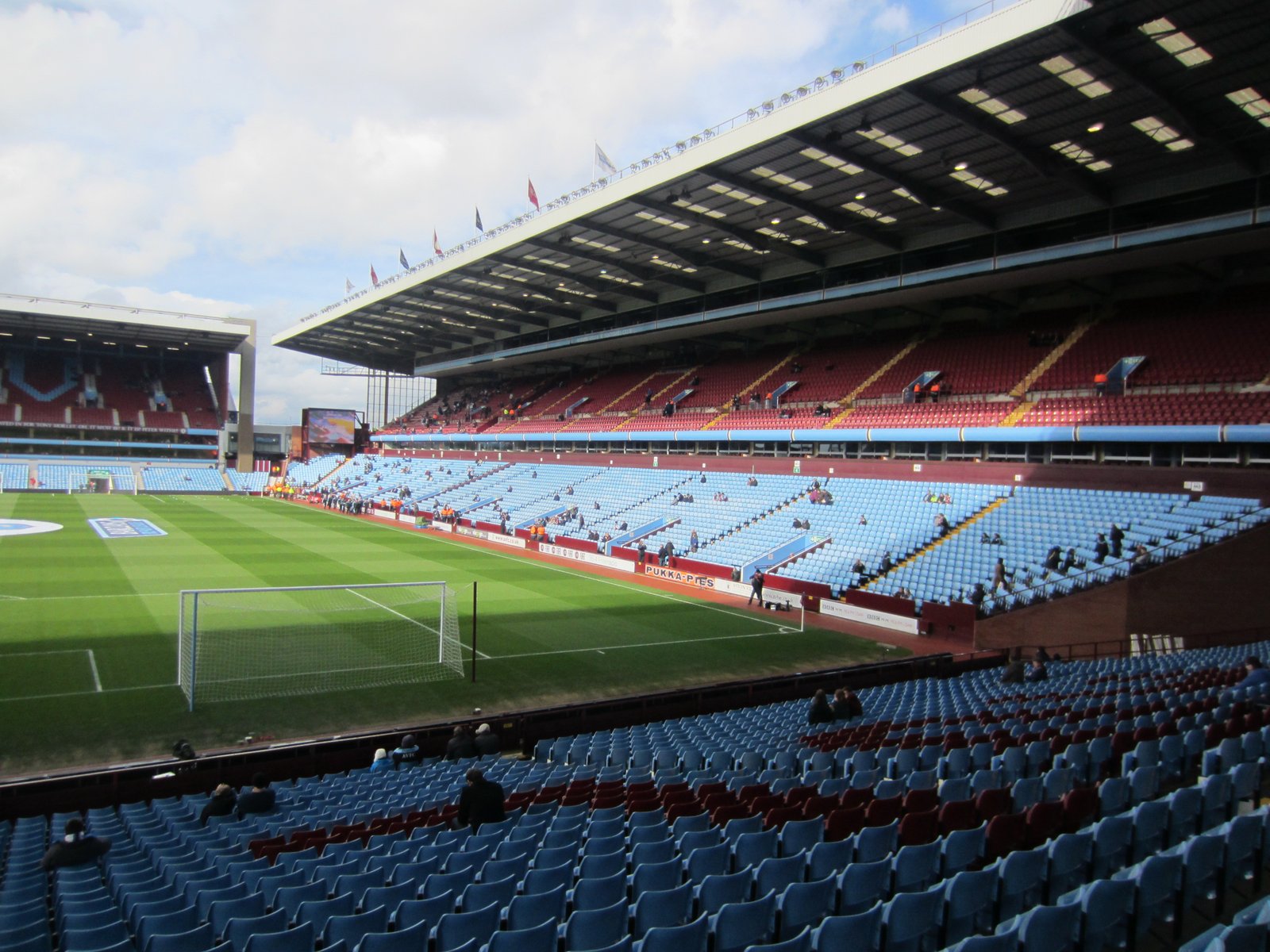 Lo stadio Villa Park a Birmingham, casa dell'Aston Villa (foto d'archivio)