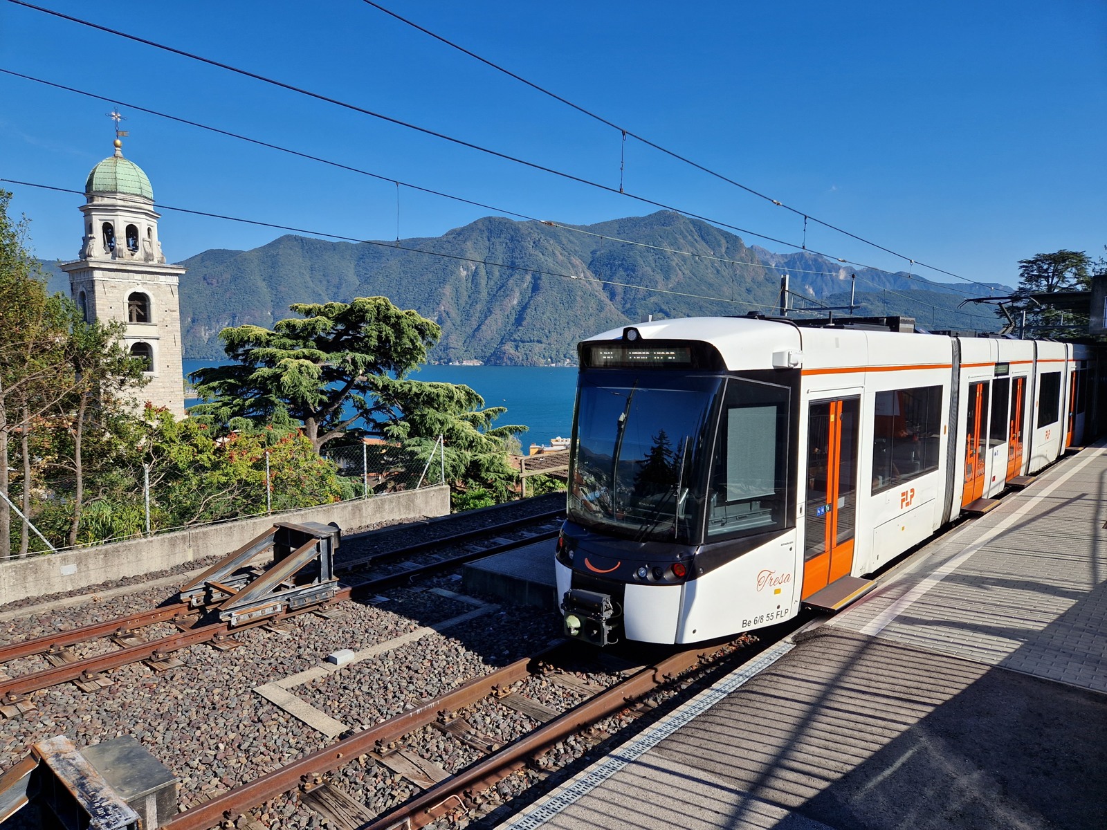 Treno FLP alla stazione di Lugano: foto dâarchivio del 2022, non della cerimonia a Manno. Immagine ridimensionata; licenza CC BY-SA 4.0.