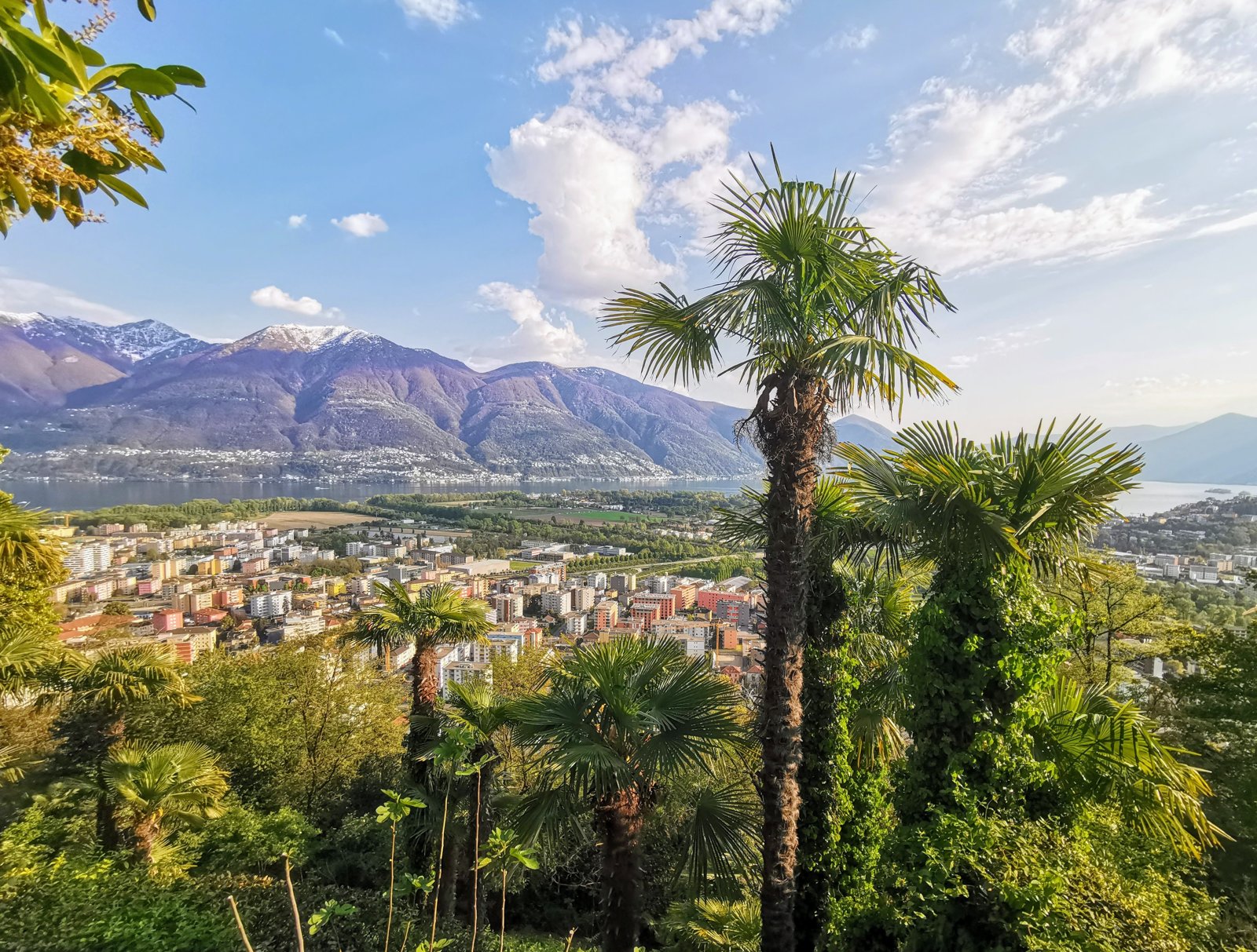 Foto d'archivio: vista panoramica di Locarno e del clima prealpino dai Monti della Trinità.