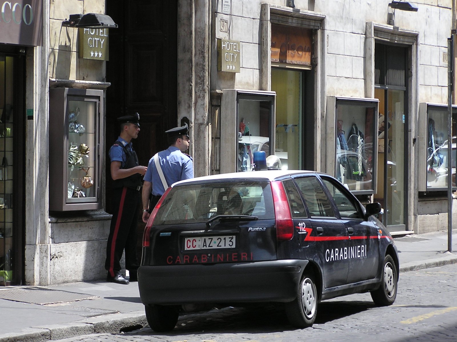 Un'auto di servizio dell'Arma dei Carabinieri (foto d'archivio).