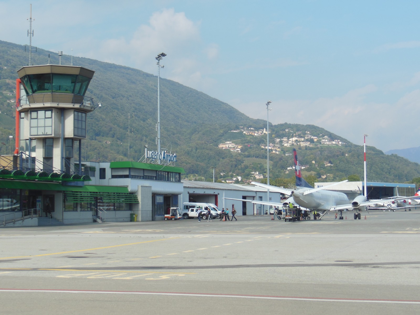 Il piazzale e la pista dell Aeroporto di Lugano ad Agno (foto d archivio 2012)