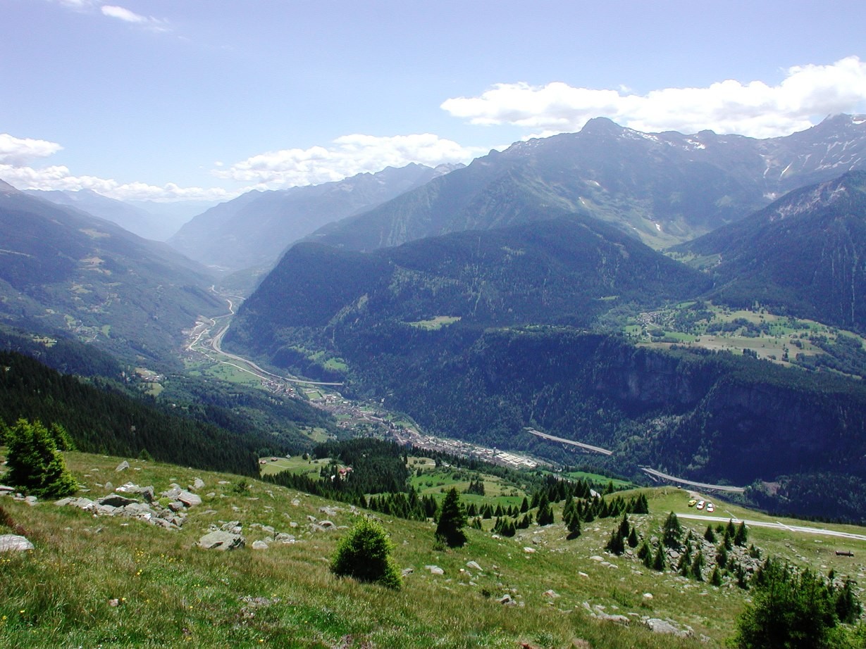 Panoramica di Faido e della Valle Leventina vista da Somprei (foto d'archivio 2007).