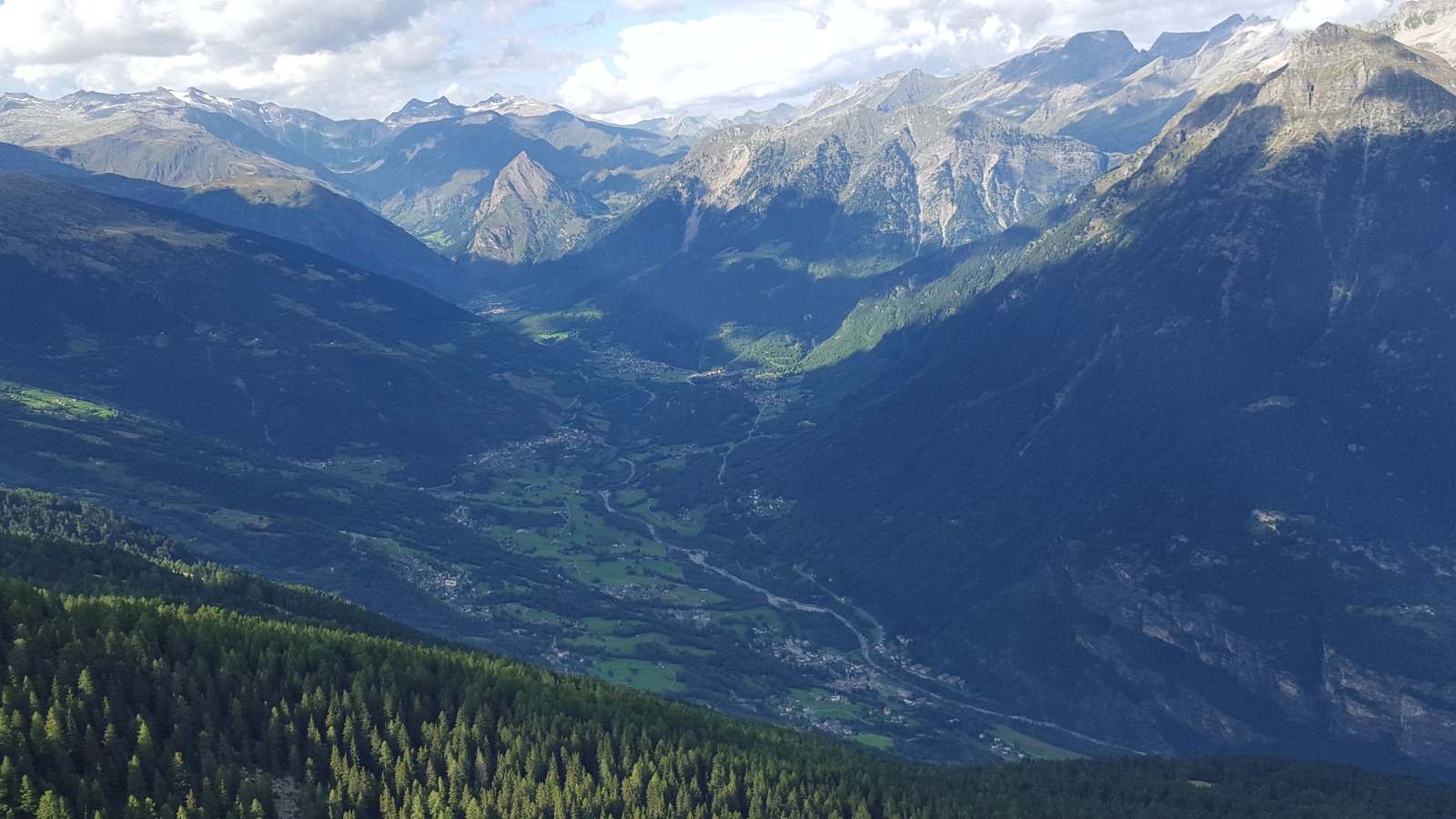 La Valle di Blenio vista da Cogn, foto d’archivio del 2015. Immagine di contesto del territorio ticinese: non ritrae la mostra né i progetti esposti. Foto ridimensionata, senza ritaglio.