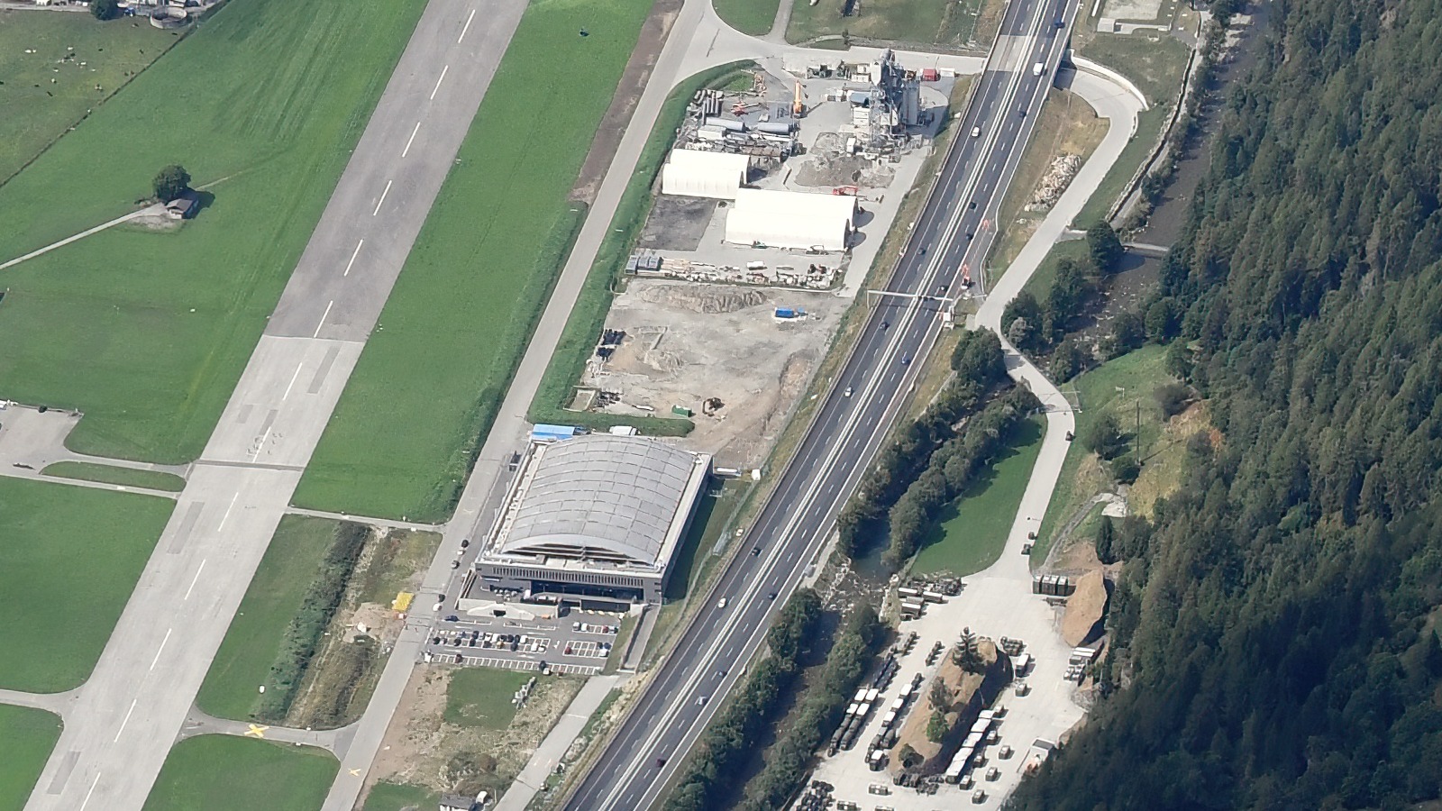 Veduta aerea dell’area di Ambrì e della Gottardo Arena. Foto d’archivio del settembre 2022, non relativa al derby.