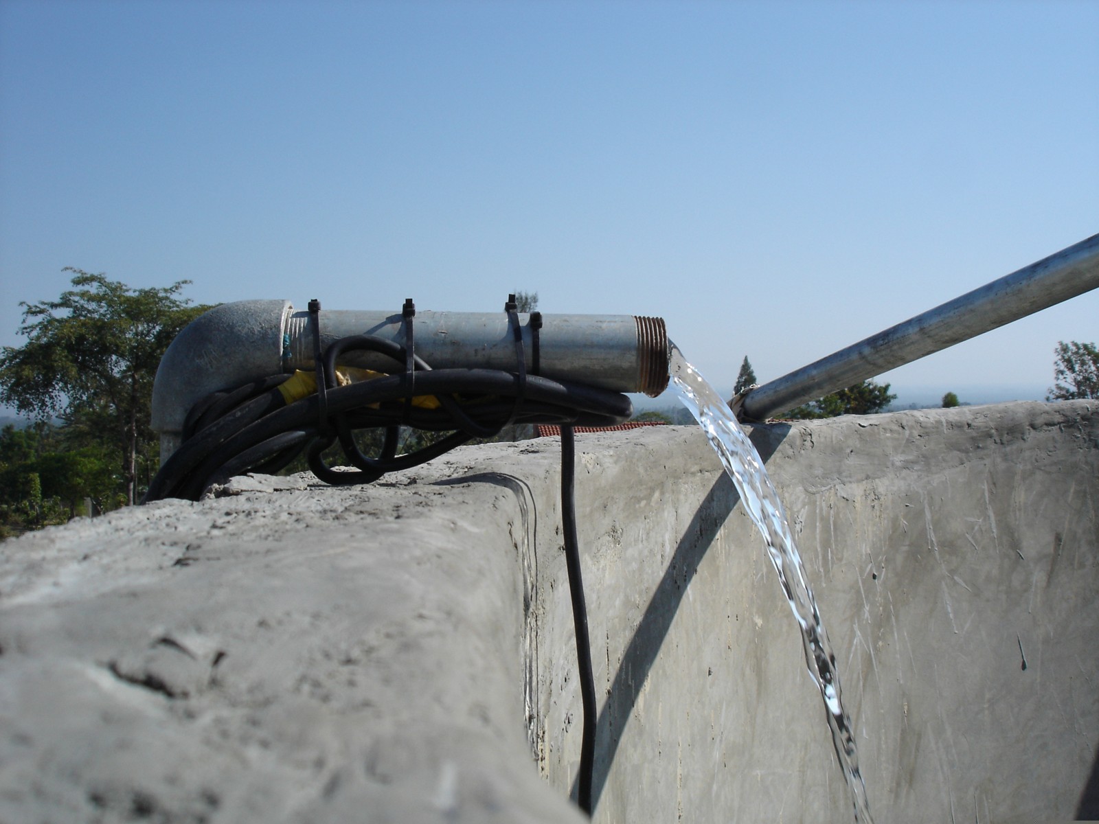 Foto d’archivio: acqua immessa in un serbatoio a Otho Abwao, in Kenya. L’immagine documenta un altro progetto idrico e non gli interventi dell’associazione.