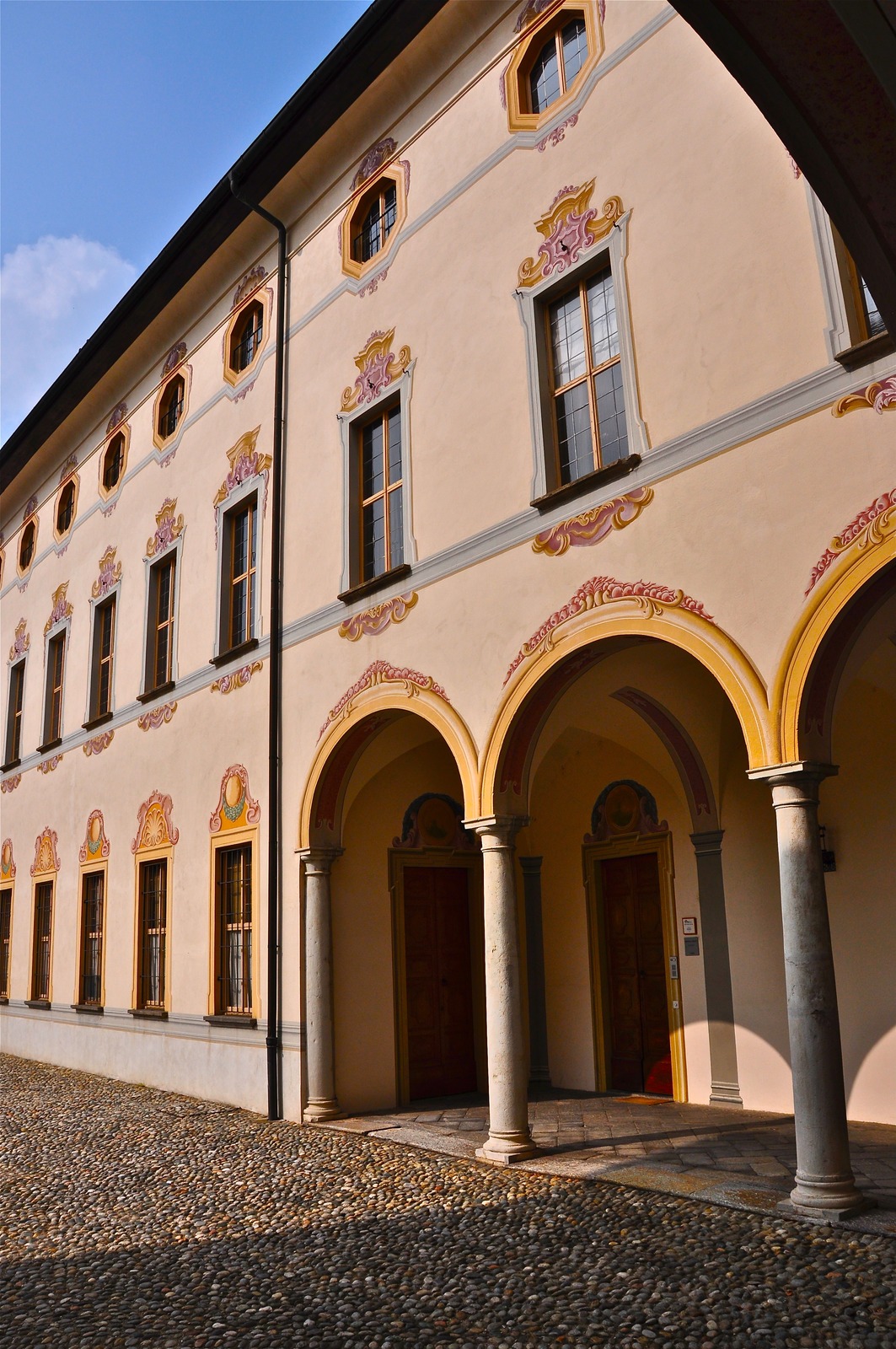 Cortile interno di Palazzo Pollini a Mendrisio, foto d'archivio del 2011. Immagine illustrativa; non ritrae la sede della decisione.
