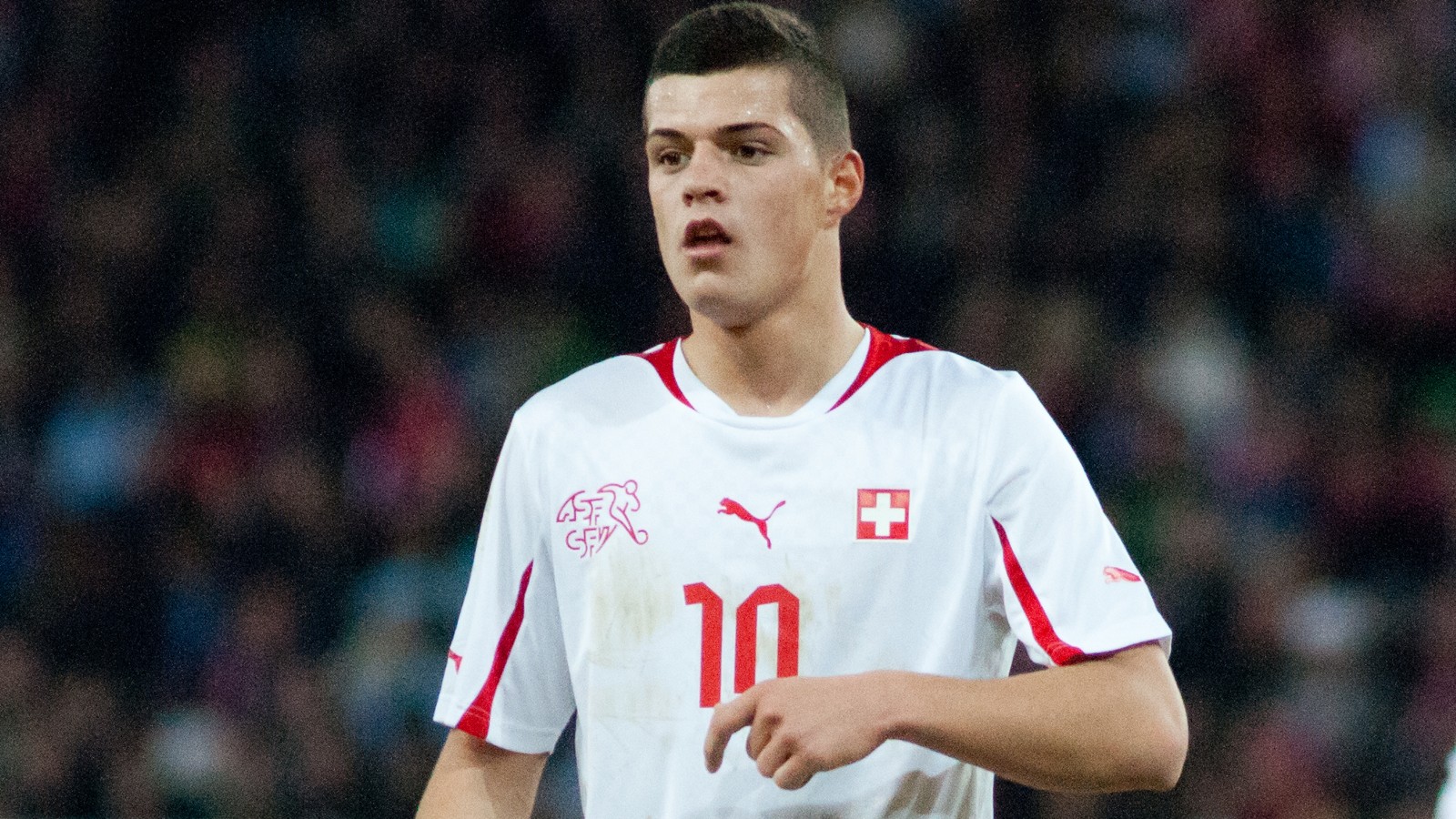 Granit Xhaka con la maglia della Nazionale svizzera.