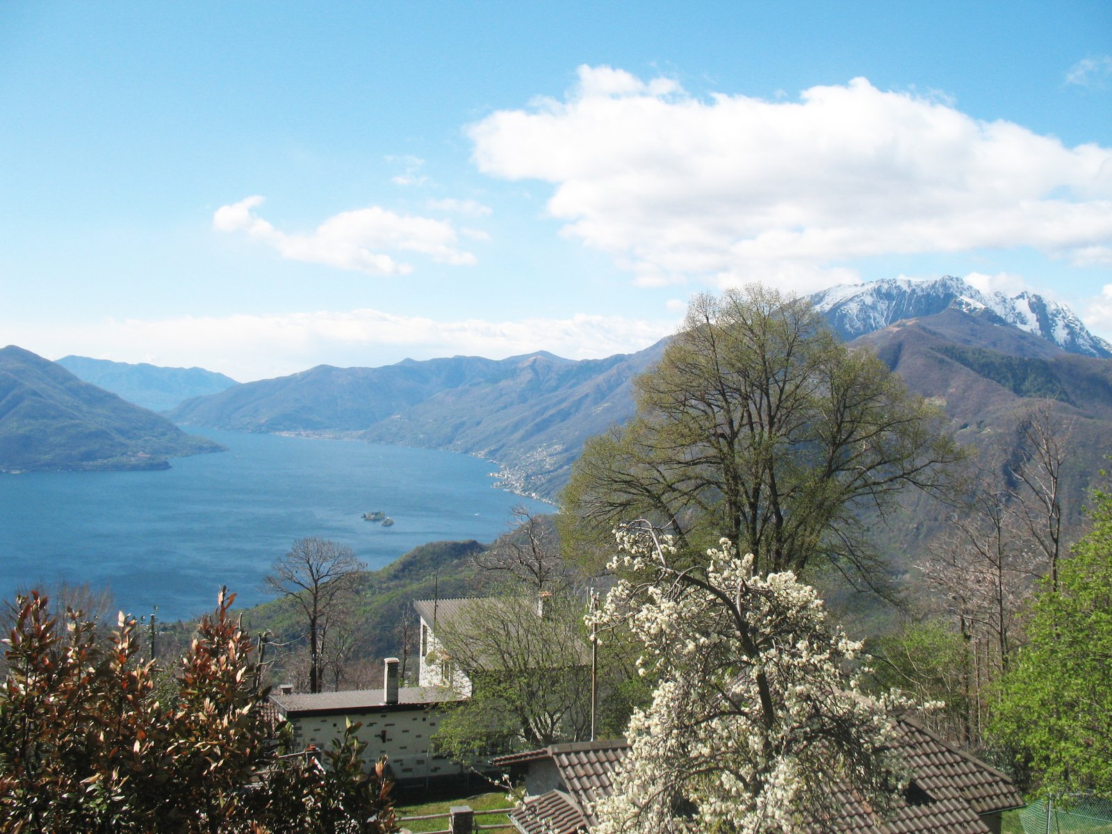 Il Lago Maggiore visto dalle alture sopra Locarno (foto d'archivio)
