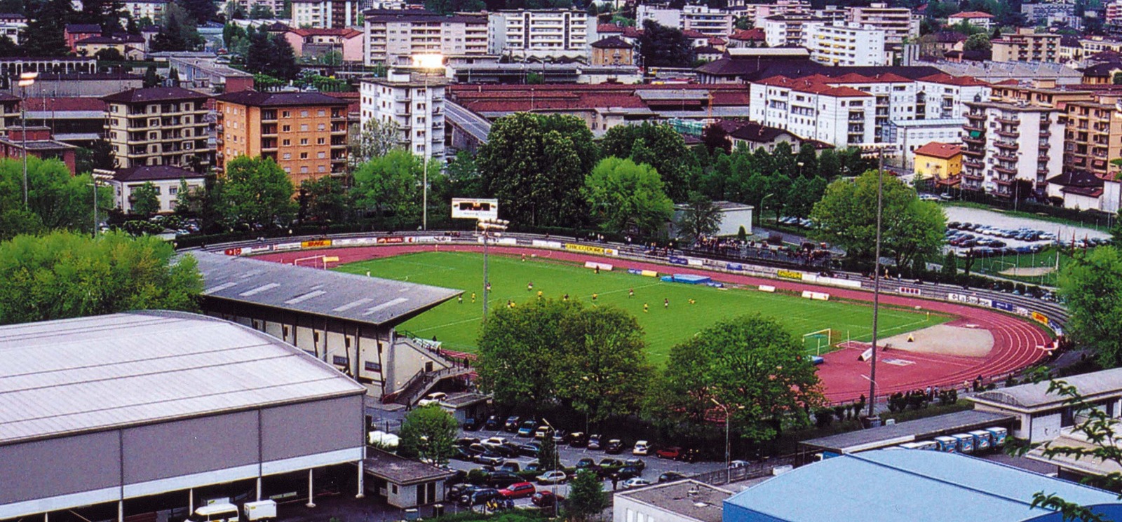 Lo stadio comunale di Chiasso, nel comparto sportivo interessato dallo studio sul teleriscaldamento. Foto d’archivio: aprile 2004.