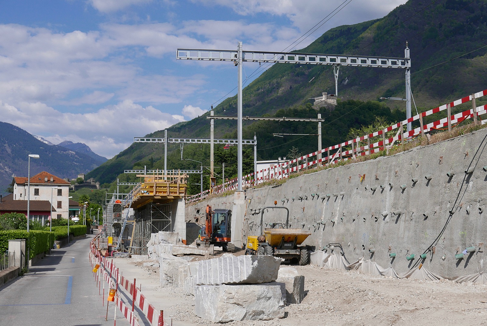 Foto d'archivio: cantiere del terzo binario tra Bellinzona e Giubiasco, 5 maggio 2016. Immagine illustrativa del settore delle costruzioni.