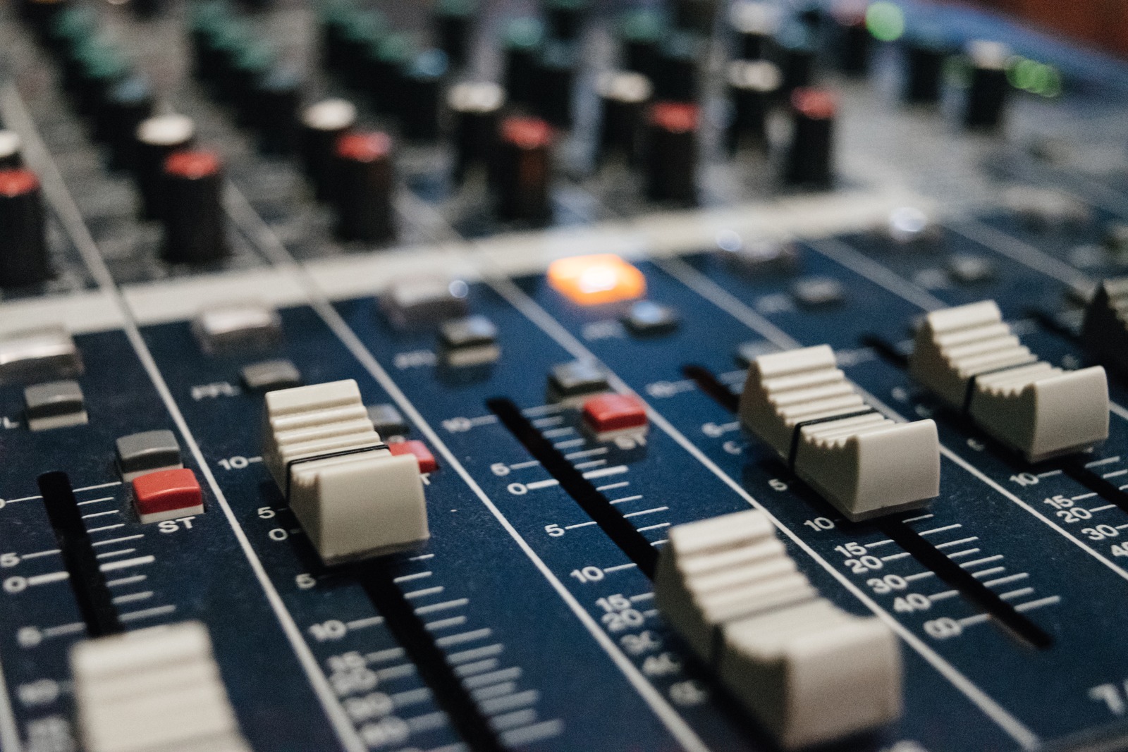 Dettaglio di un mixer audio. Immagine di contesto: non è lo studio di registrazione dell’album.
