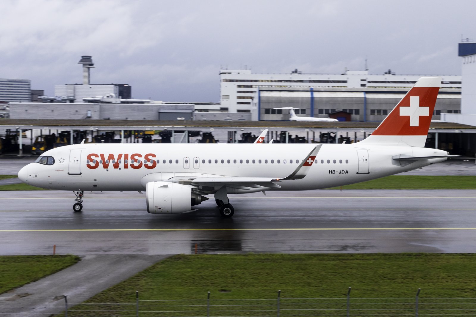 Un Airbus A320neo della compagnia di bandiera Swiss in pista (foto d'archivio)