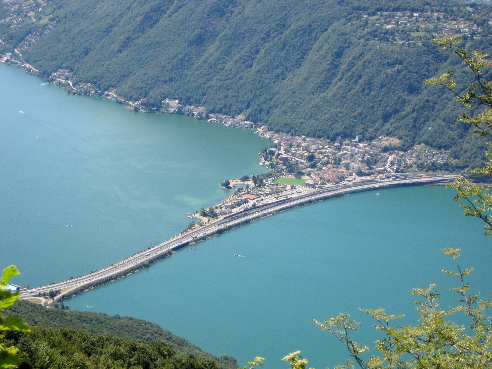 Panoramica della zona del ponte-diga di Melide e del tratti stradale tra Paradiso e Melide.